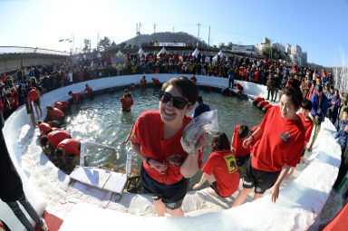 2016 얼음나라 화천산천어축제 산천어맨손잡기 의 사진