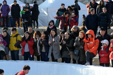 2016 얼음나라 화천산천어축제 산천어맨손잡기 의 사진