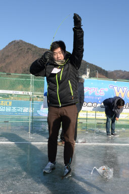 2016 중앙부처 실무수습 사무관 화천산천어축제 자율체험 의 사진