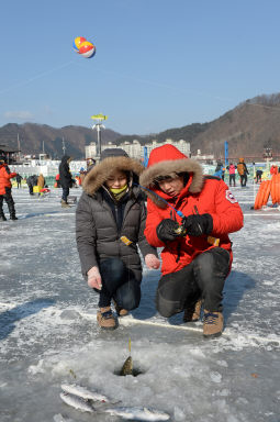 2016 화천산천어축제장으로 신혼여행 의 사진