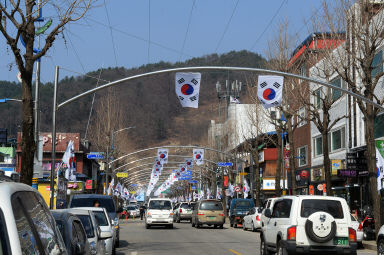 2016 화천읍 선등거리 태극기 게양 전경 의 사진