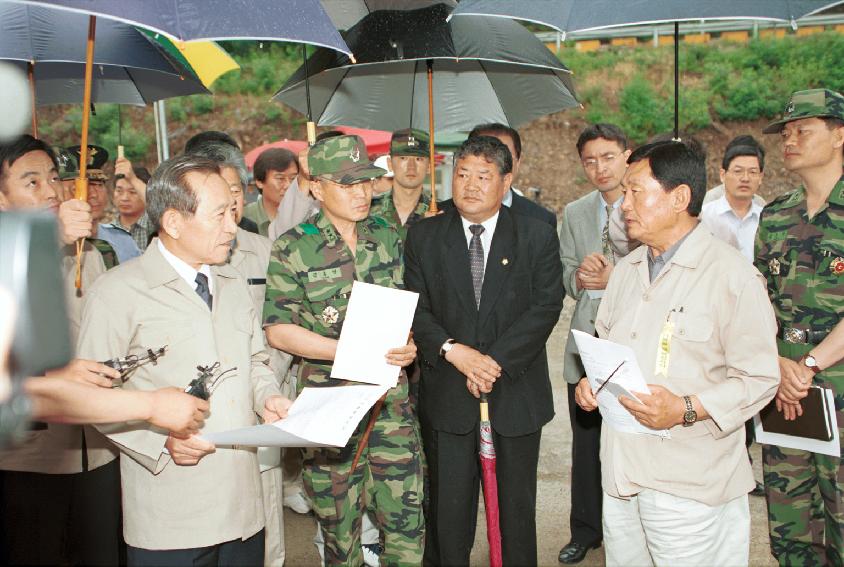 국방부장관 한해피해지역 순시 의 사진