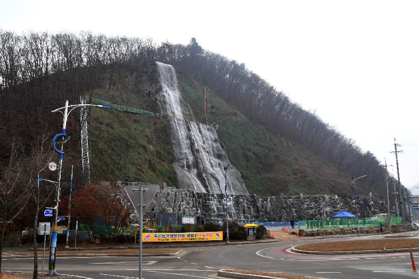 2016 서화산 인공폭포 준공에 따른 현장 점검 의 사진