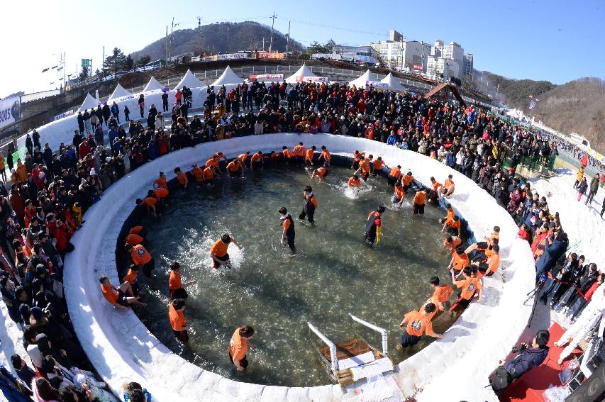 2017 화천산천어축제 산천어맨손잡기장 전경 의 사진