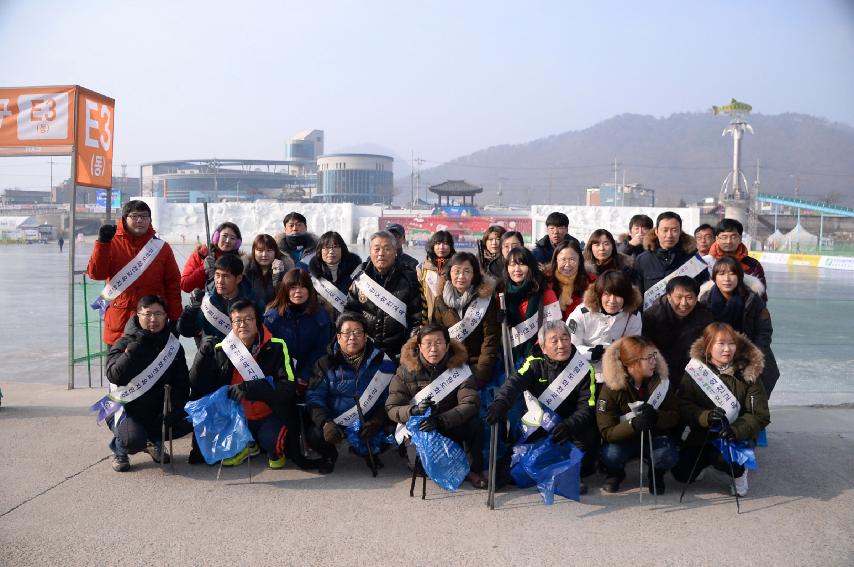 2017 화천교육지원청 직원 산천어축제장 자원봉사활동 전개 의 사진