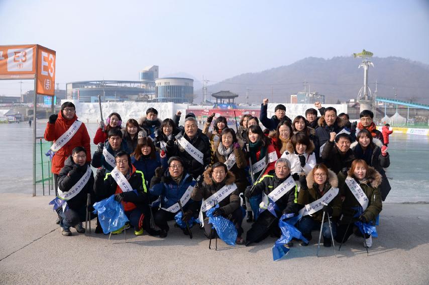 2017 화천교육지원청 직원 산천어축제장 자원봉사활동 전개 의 사진