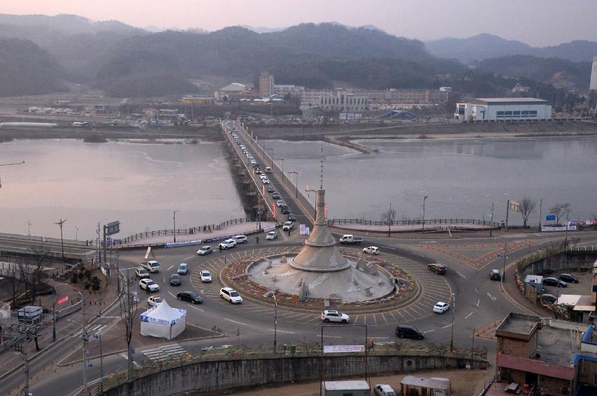 2017 화천산천어축제 원형 로타리 전경 의 사진