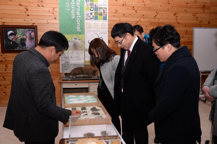 2017 수달연구센터 서식지외 보전기관 지정서 수여 현판식 의 사진