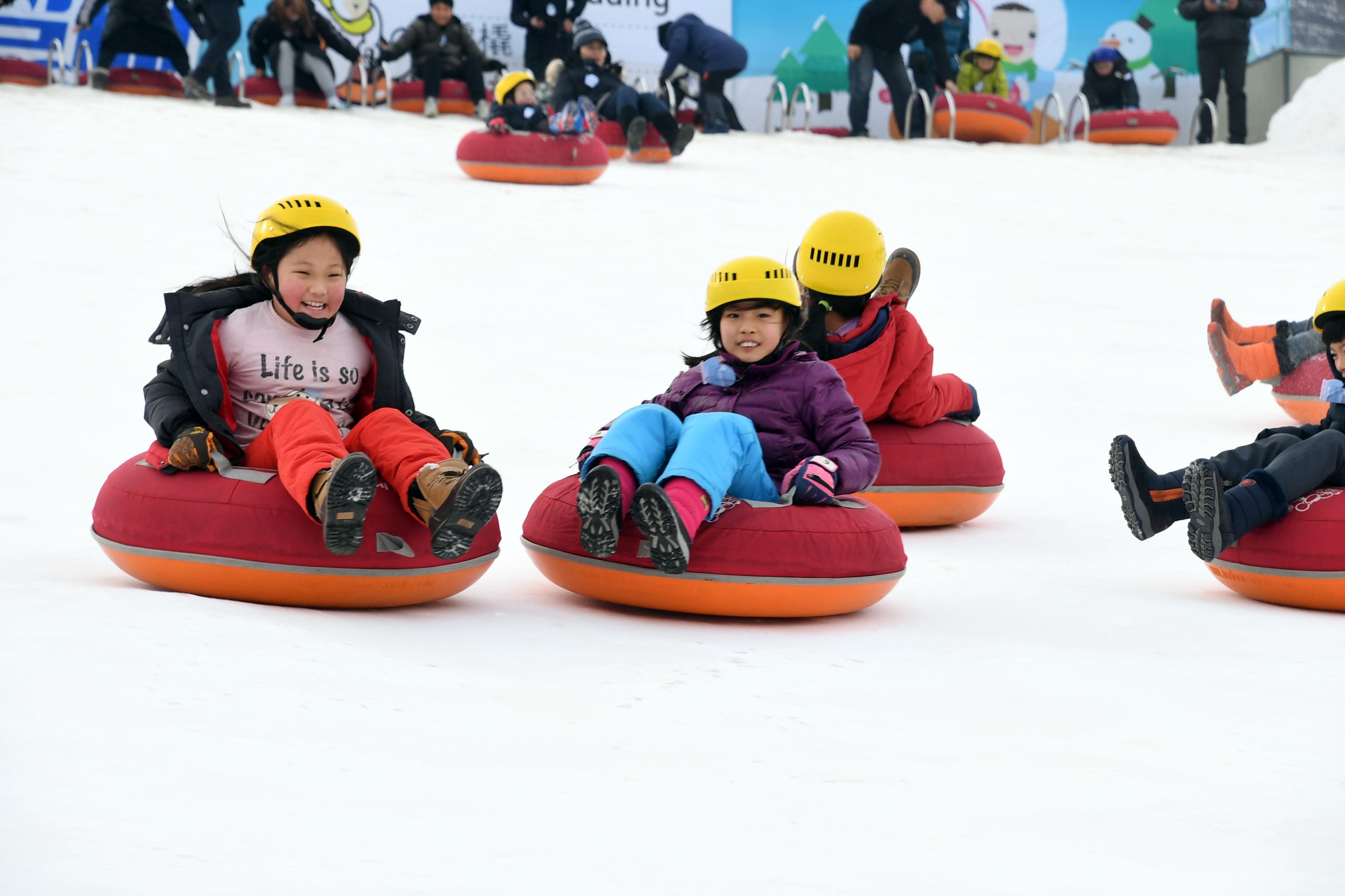 2018 화천산천어축제 눈썰매장 전경 의 사진