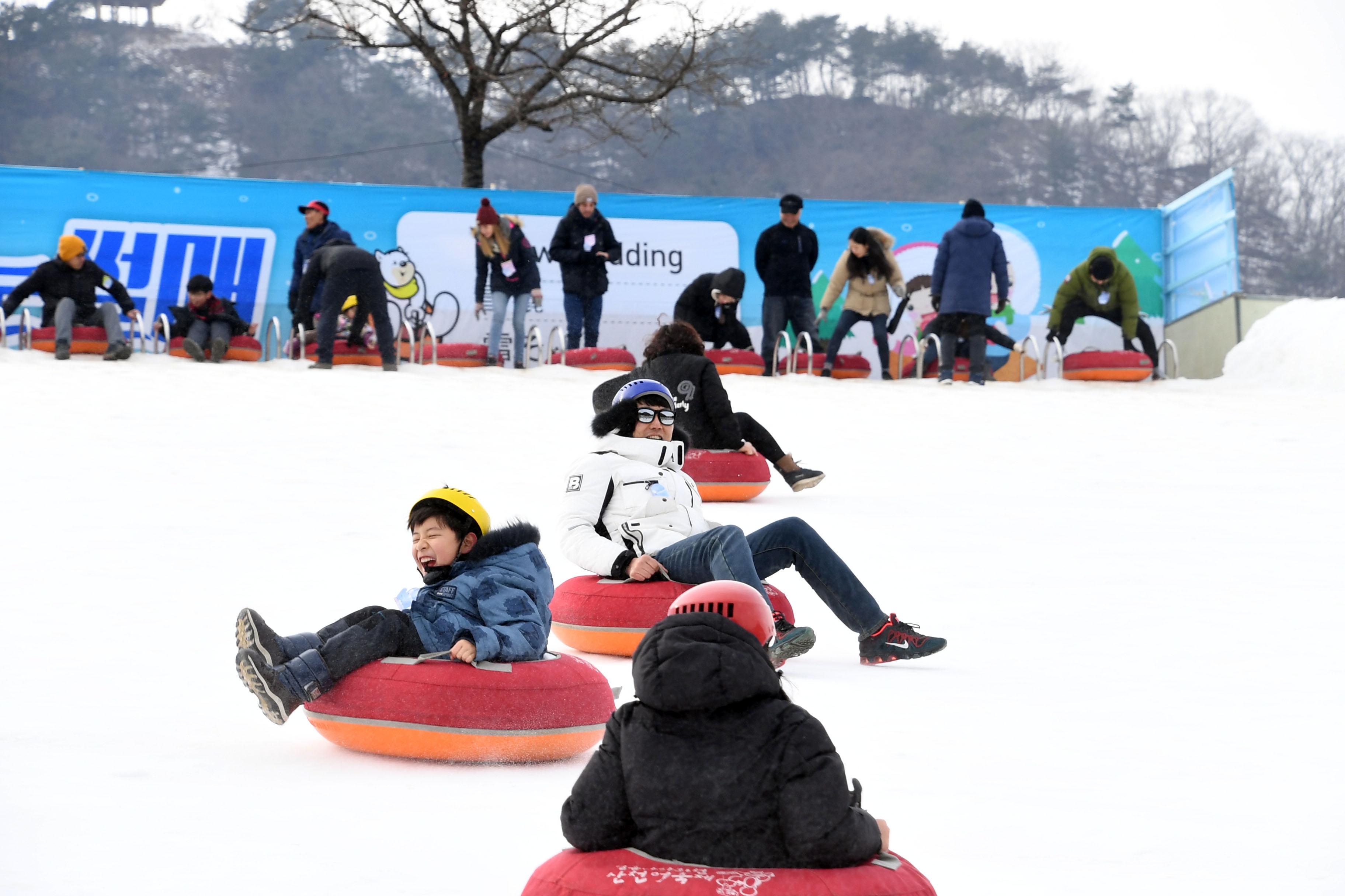 2018 화천산천어축제 눈썰매장 전경 의 사진