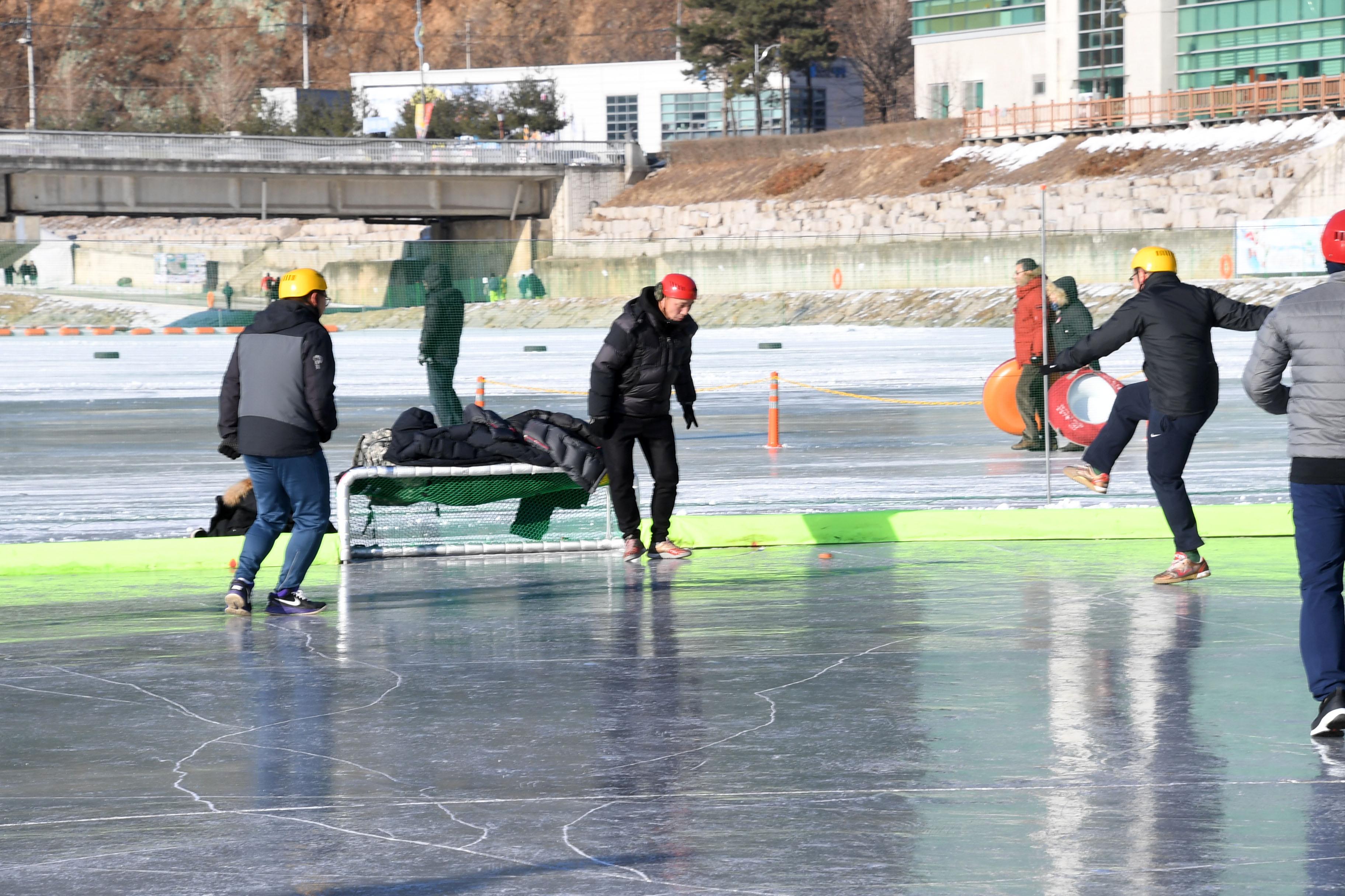 2018 화천산천어축제 얼음축구 컬링 의 사진