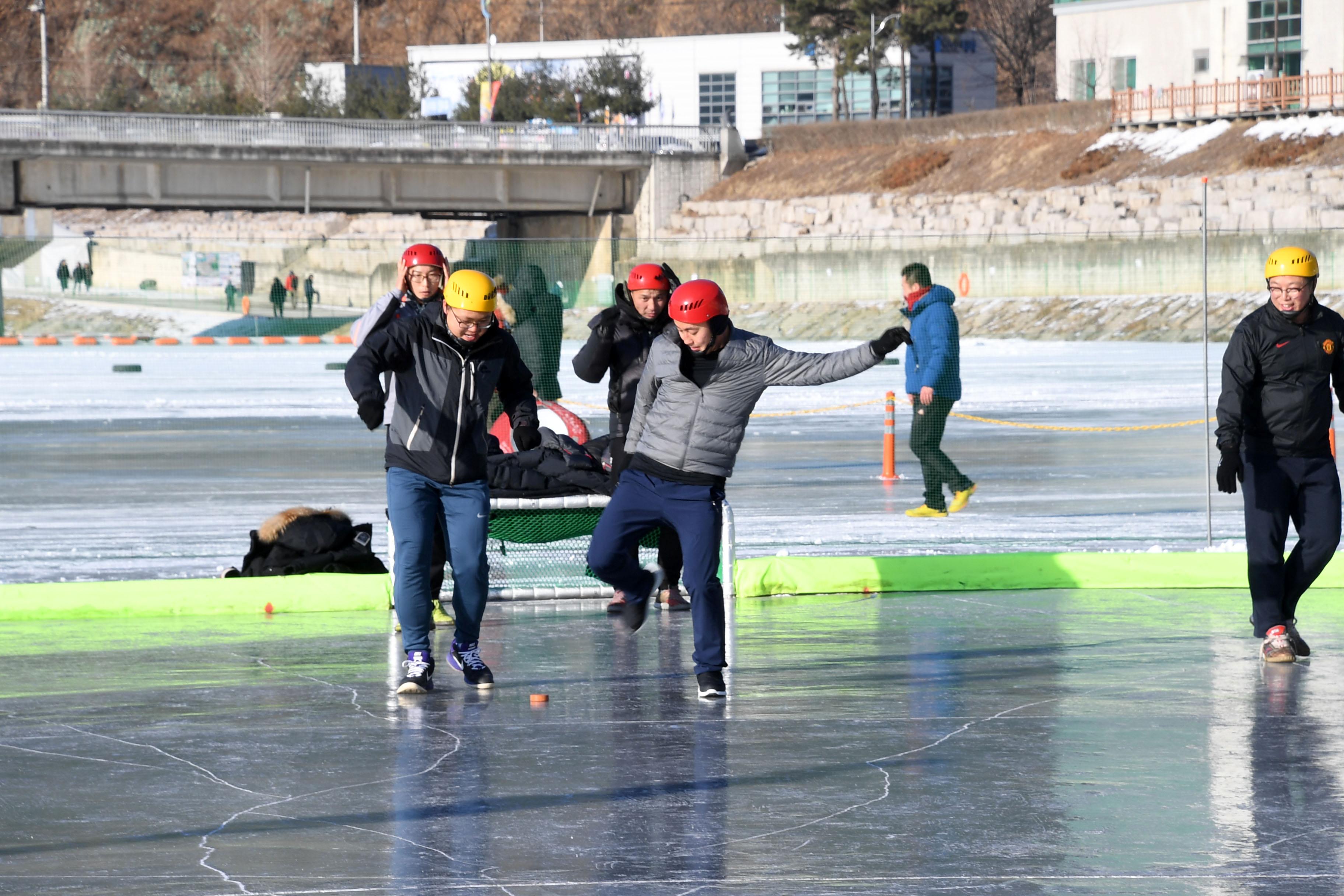 2018 화천산천어축제 얼음축구 컬링 의 사진