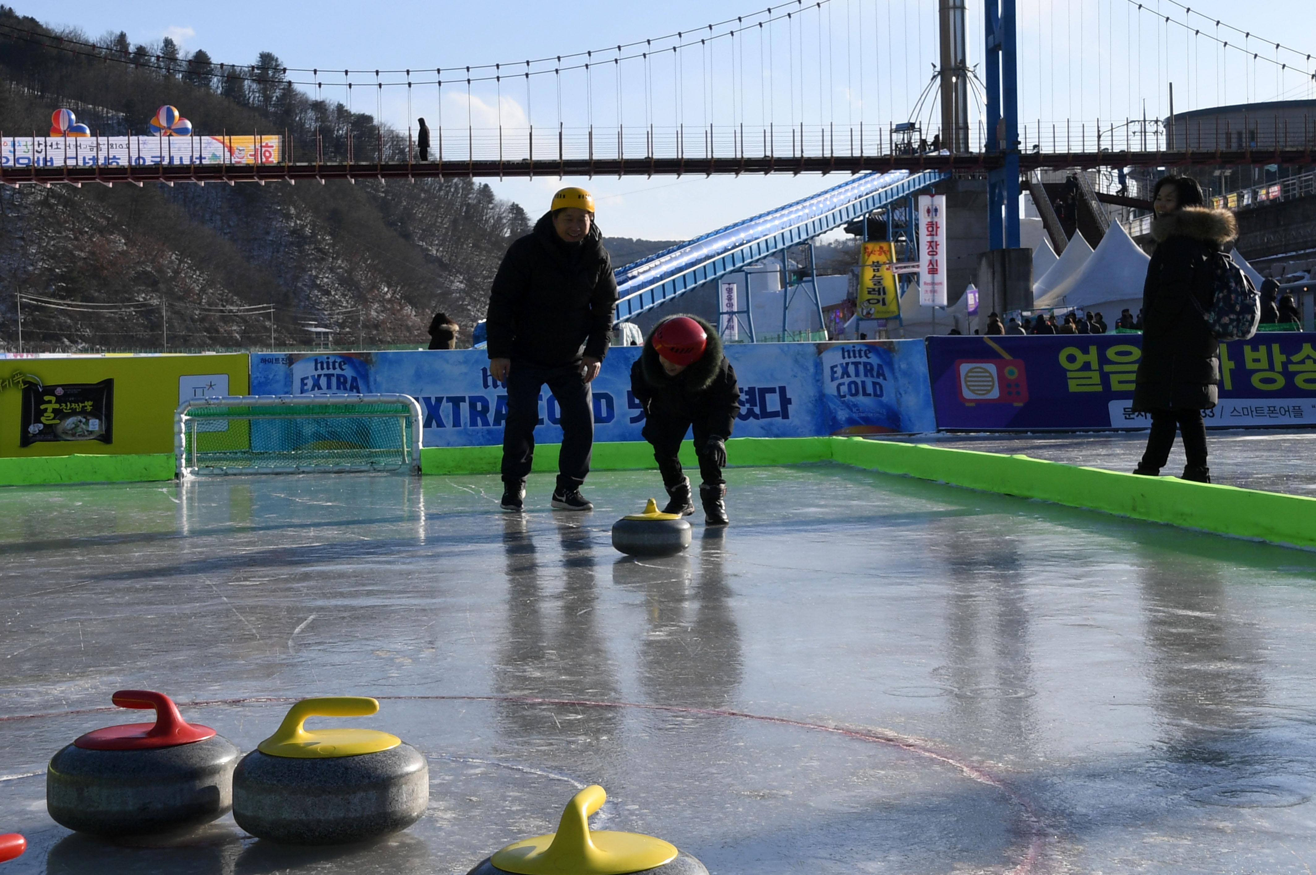 2018 화천산천어축제 얼음축구 컬링 의 사진