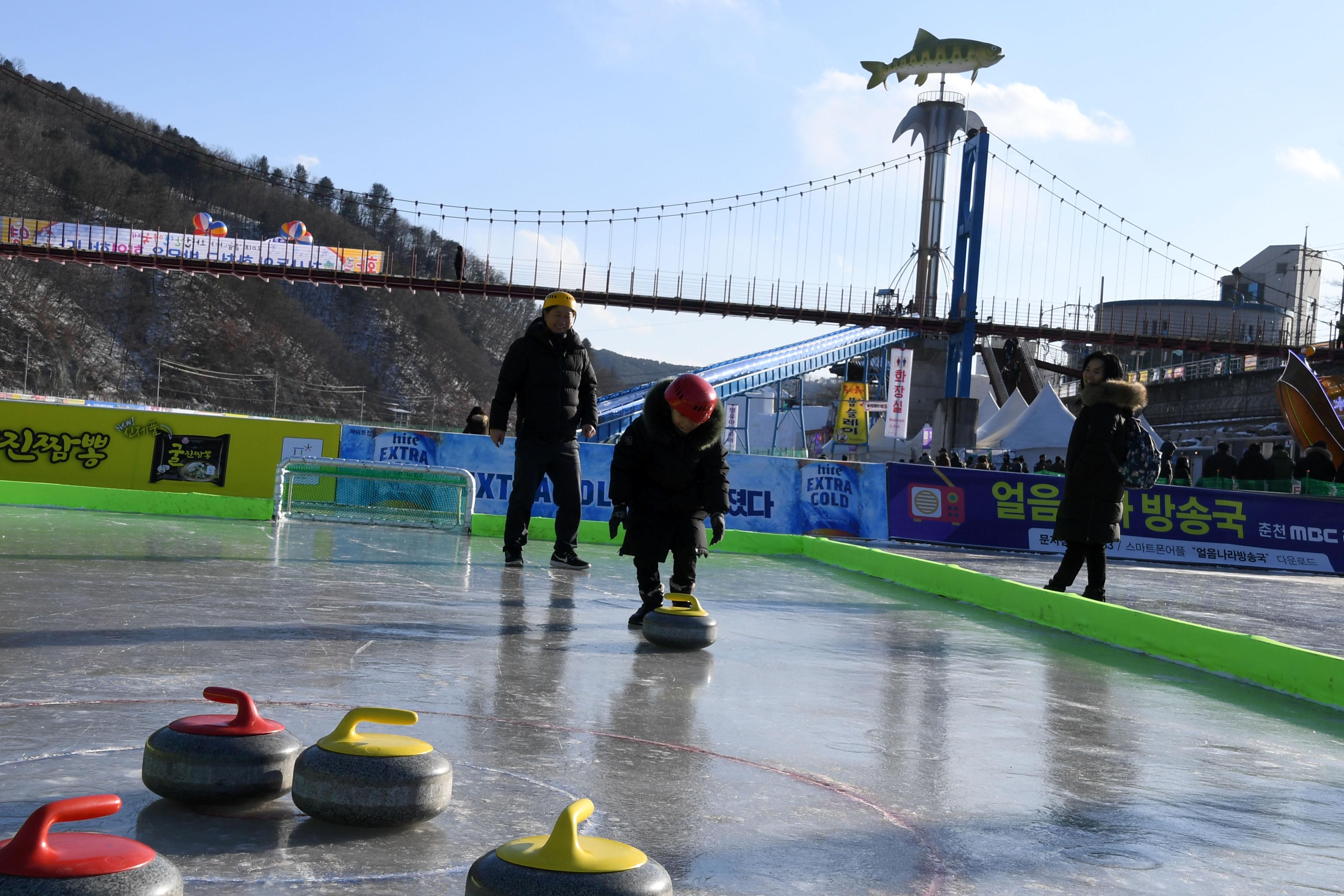 2018 화천산천어축제 얼음축구 컬링 의 사진