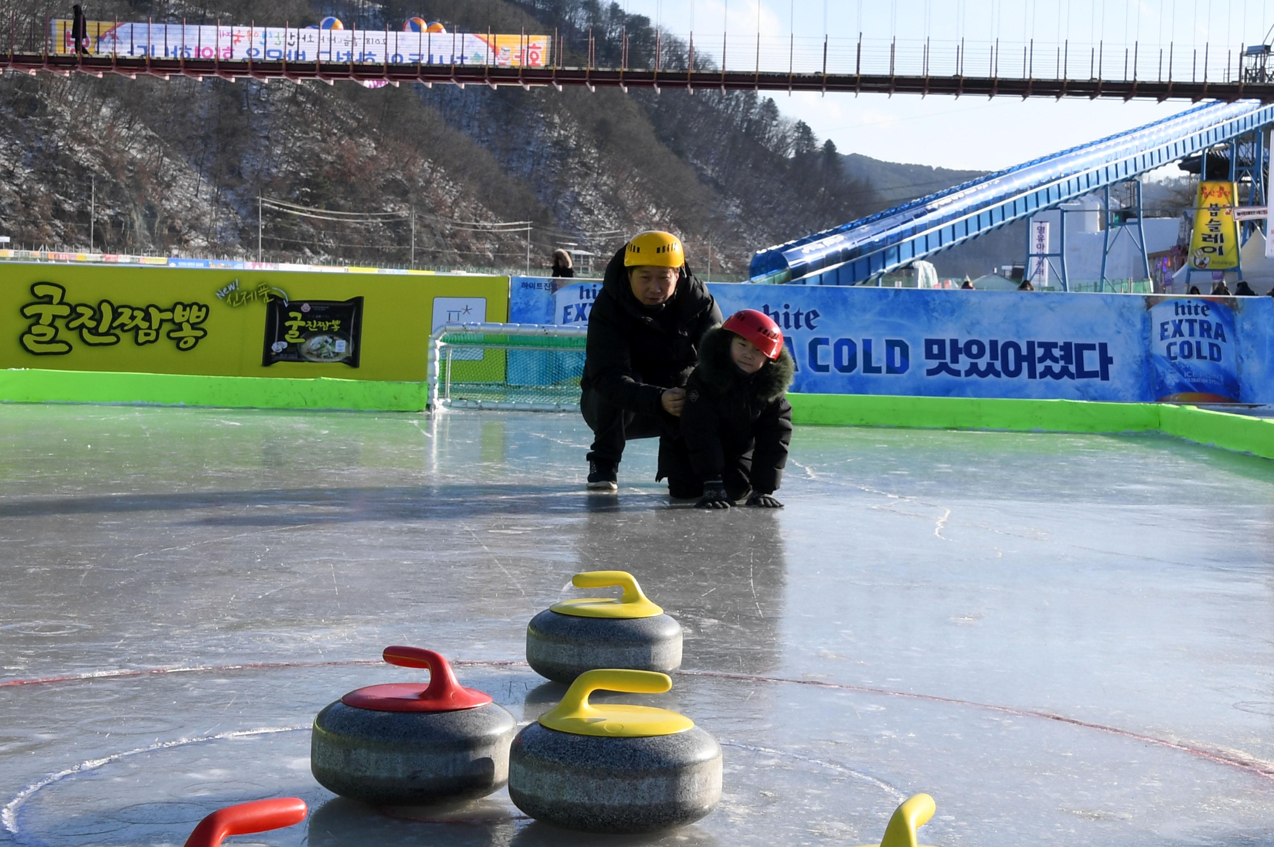 2018 화천산천어축제 얼음축구 컬링 의 사진