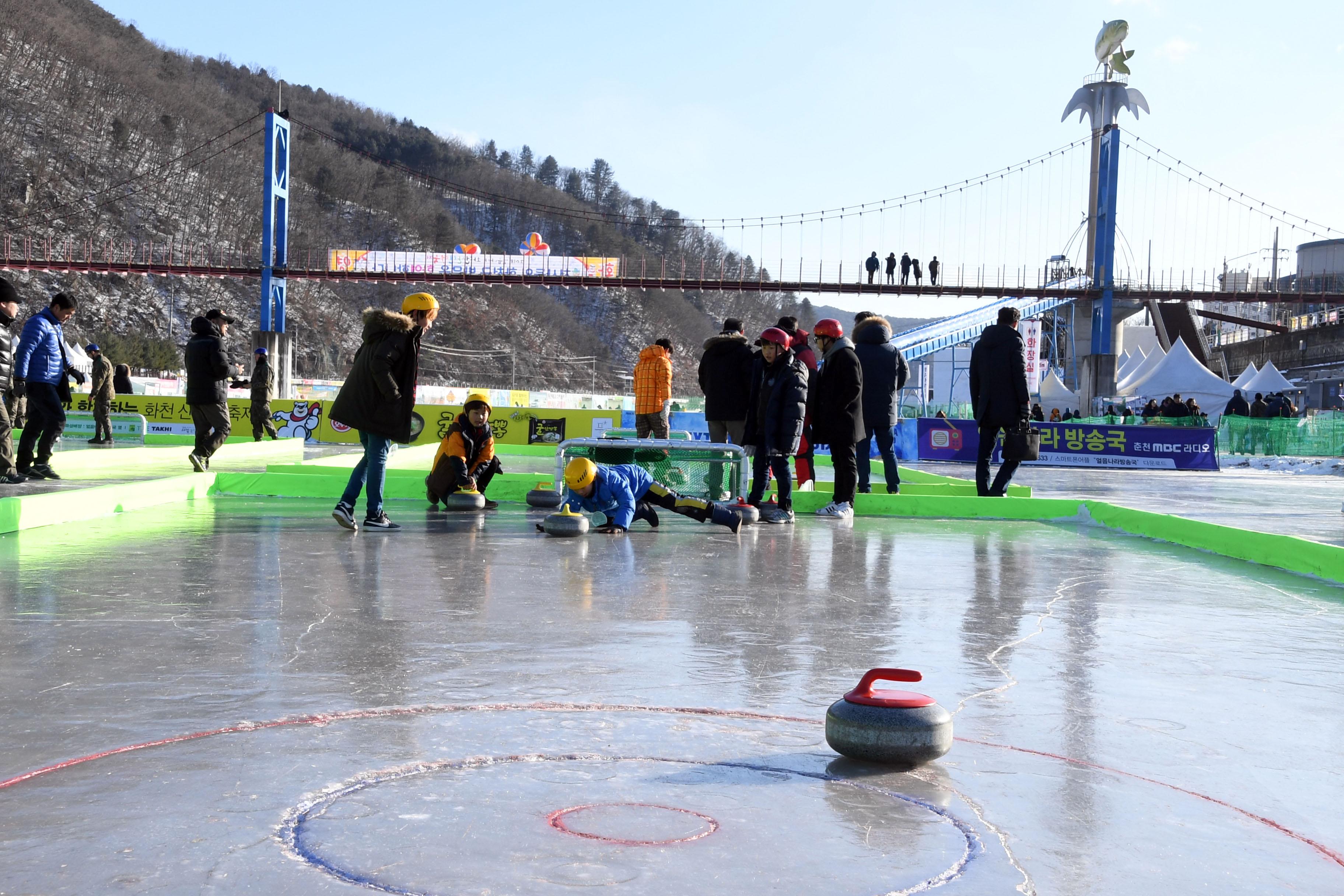 2018 화천산천어축제 얼음축구 컬링 의 사진