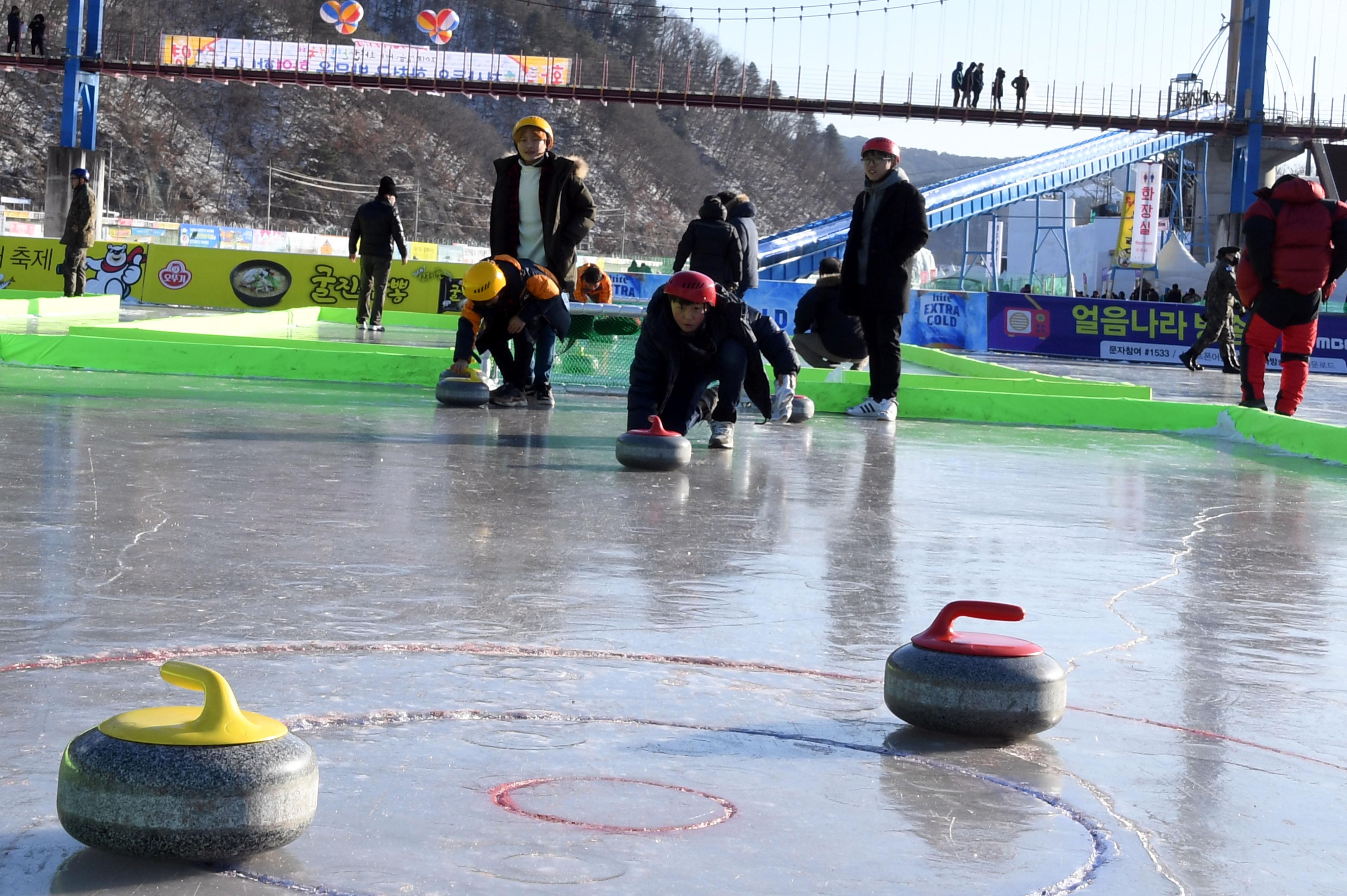 2018 화천산천어축제 얼음축구 컬링 의 사진