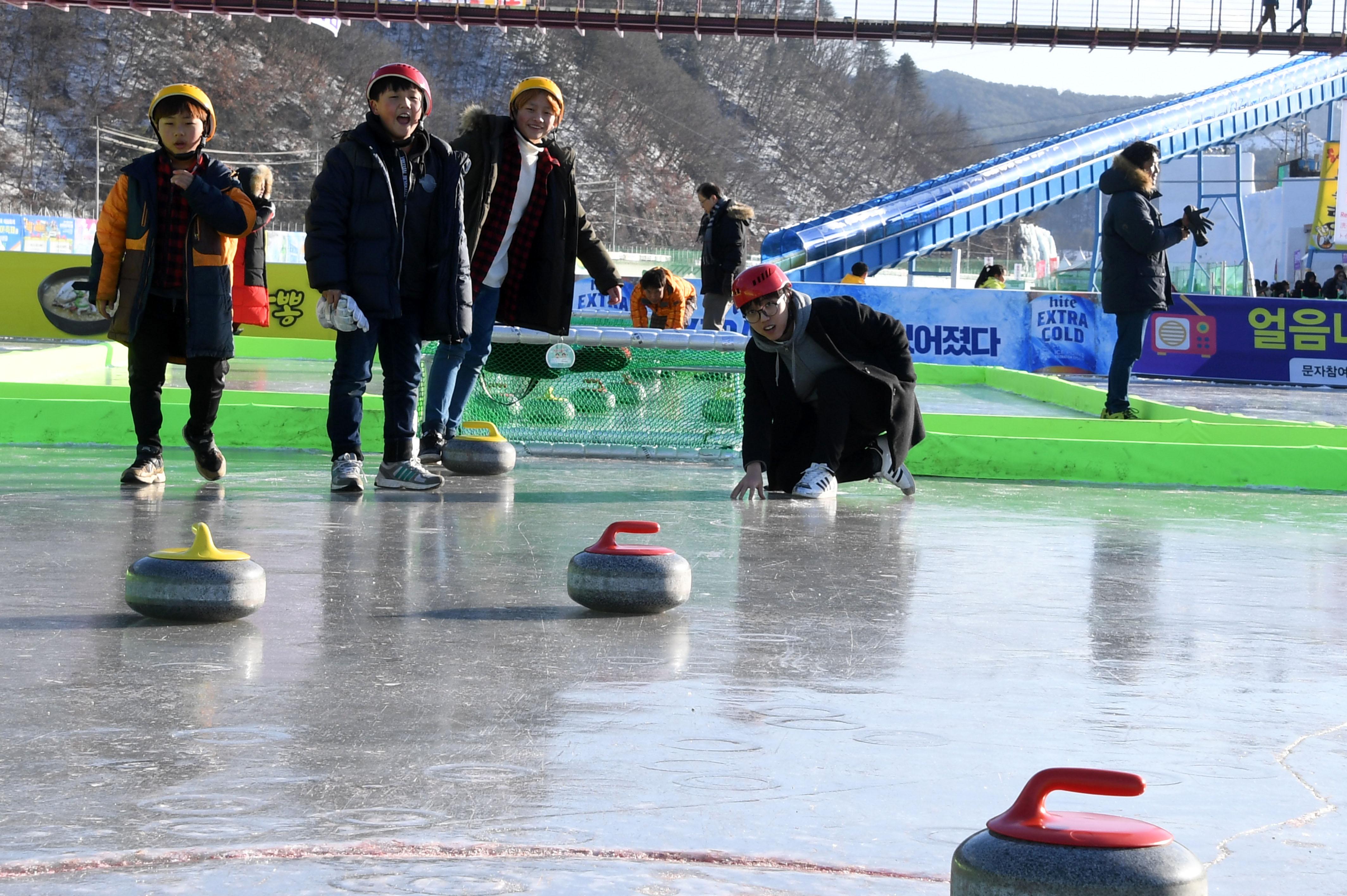 2018 화천산천어축제 얼음축구 컬링 의 사진