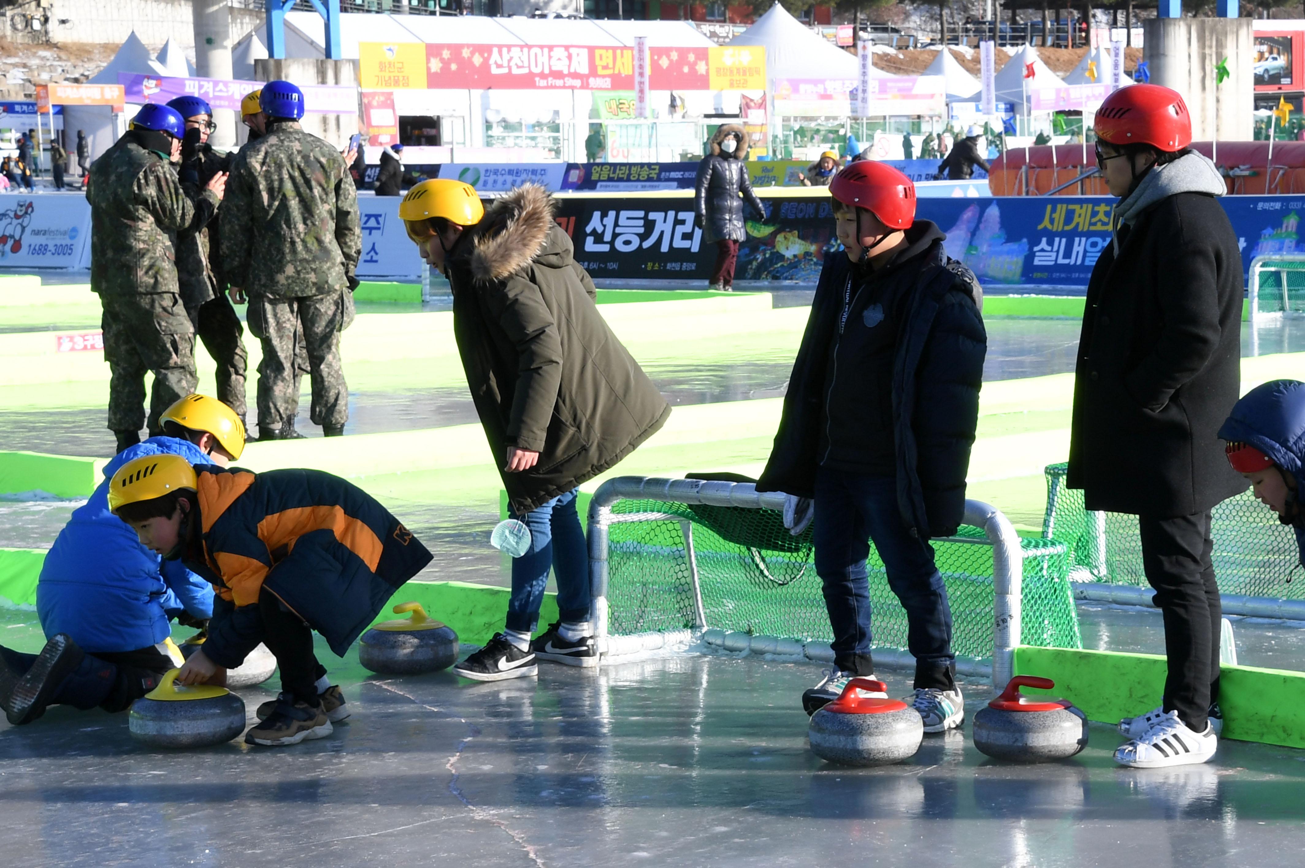 2018 화천산천어축제 얼음축구 컬링 의 사진