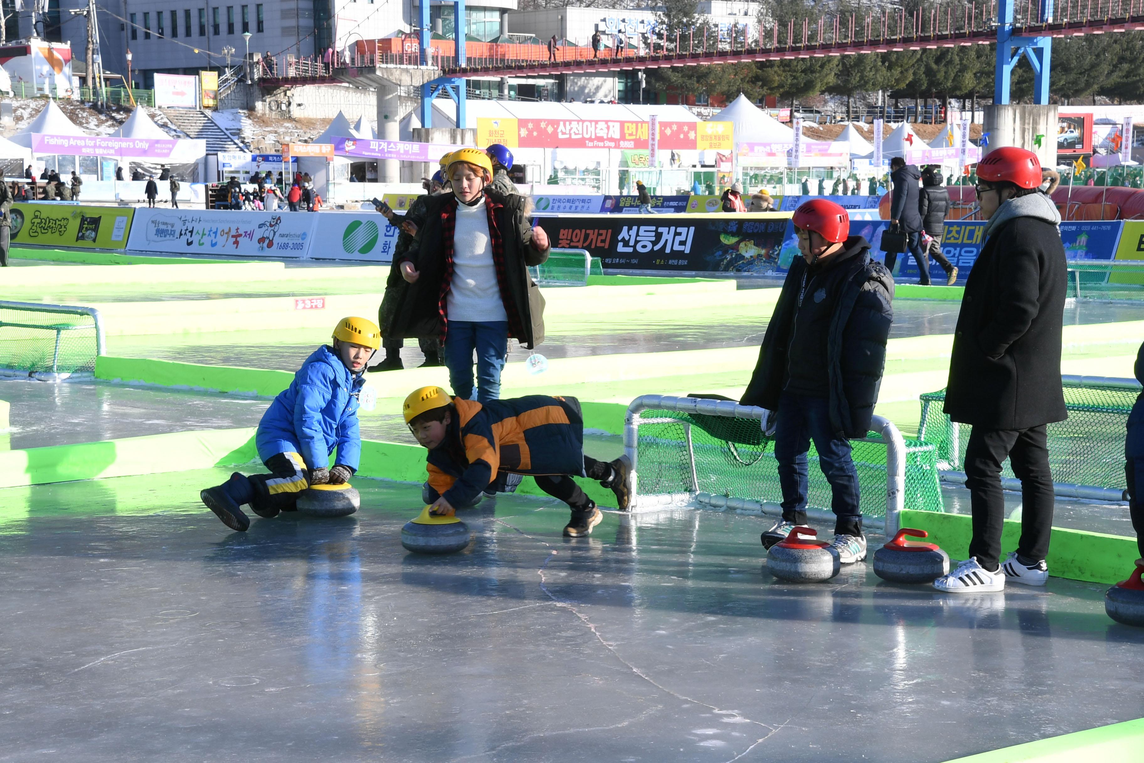 2018 화천산천어축제 얼음축구 컬링 의 사진