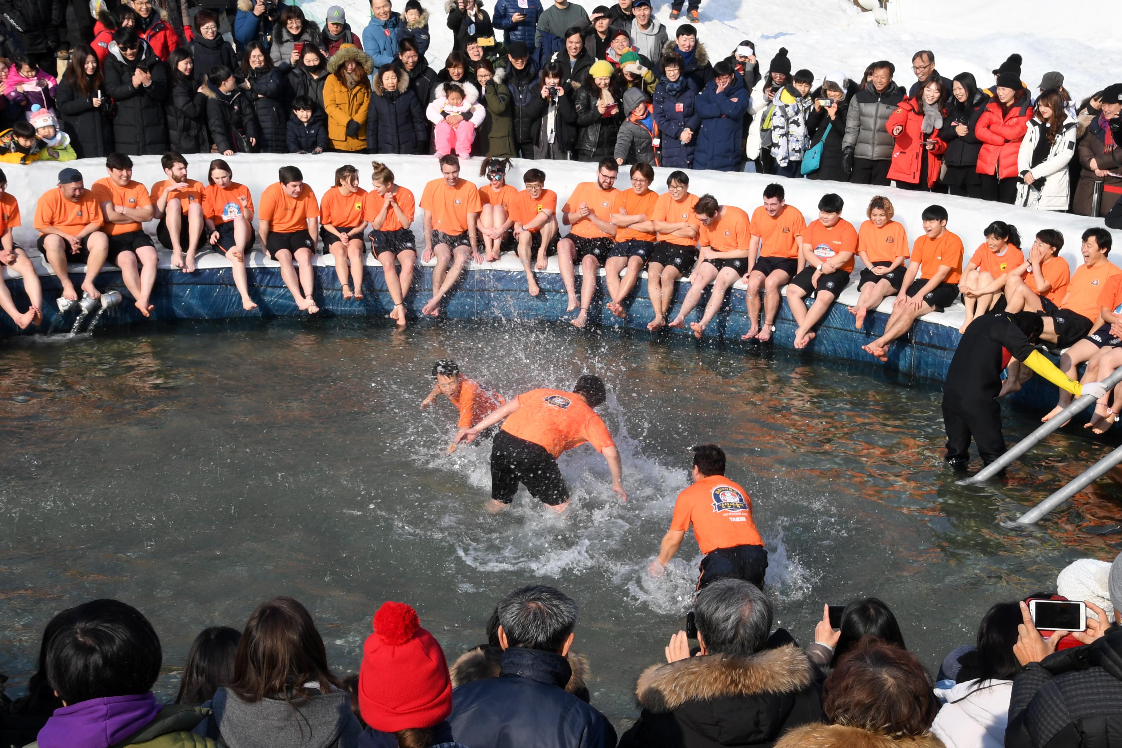 2018 화천산천어축제 산천어맨손잡기 의 사진