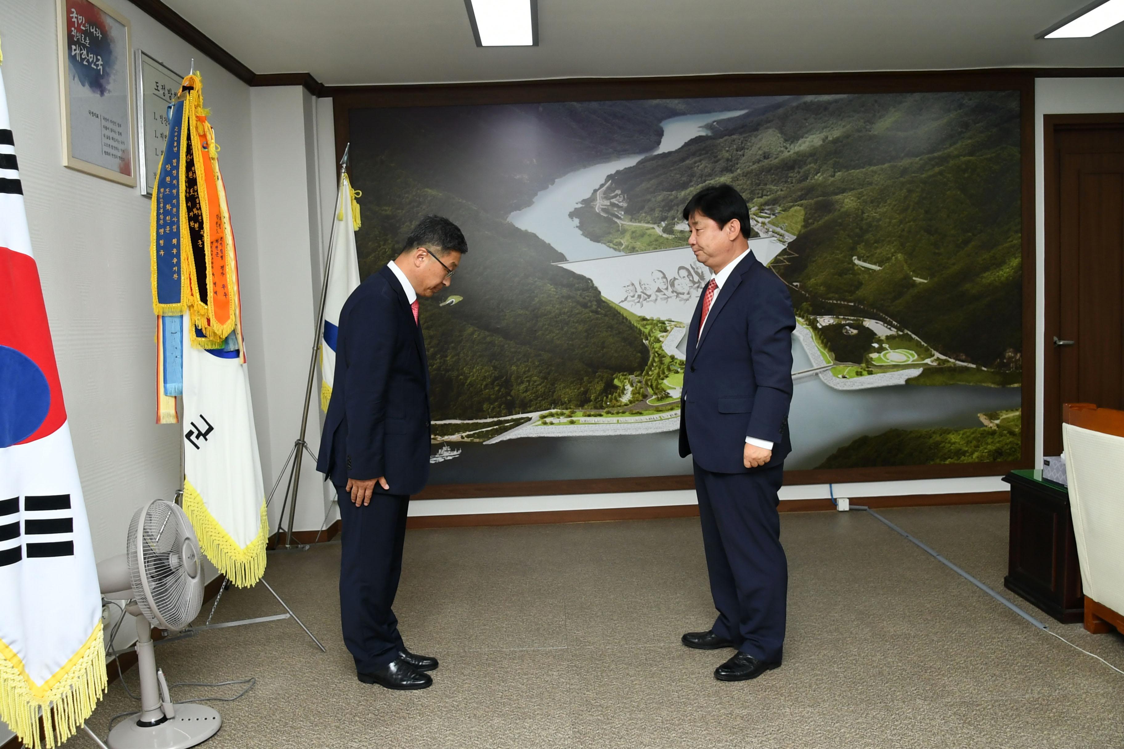 2018 지순식 화천부군수 인사발령자 임용장 수여식 의 사진