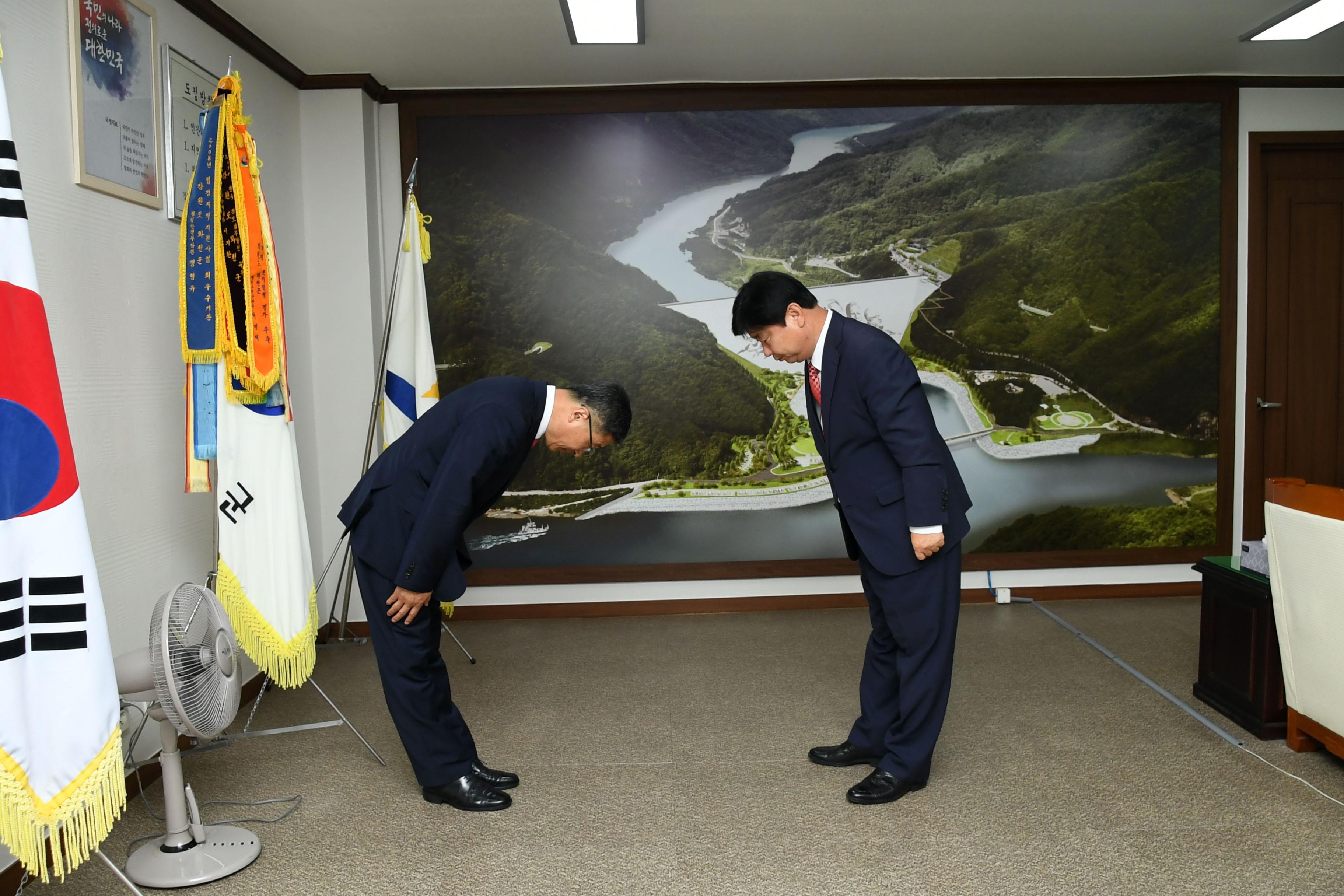 2018 지순식 화천부군수 인사발령자 임용장 수여식 의 사진