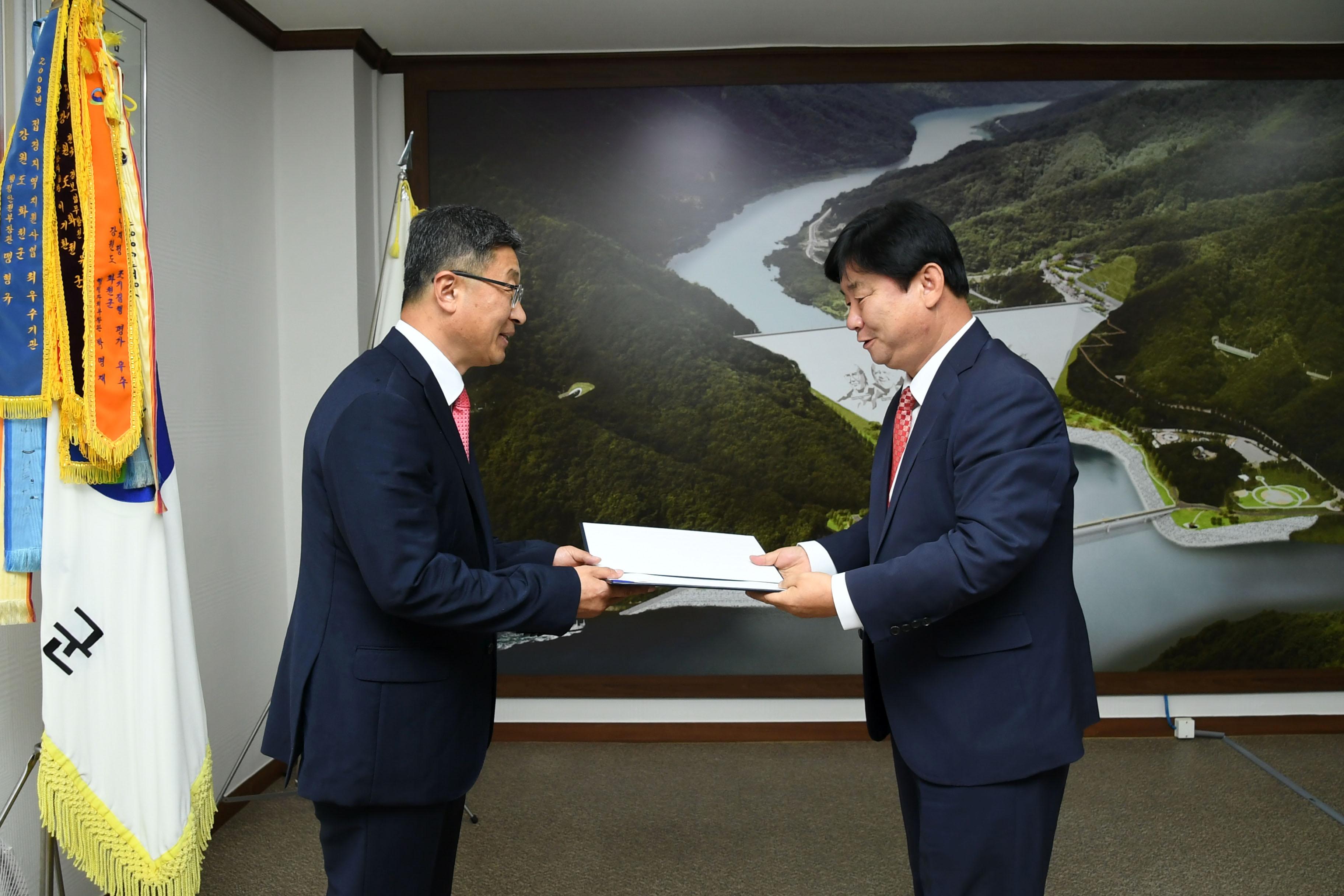 2018 지순식 화천부군수 인사발령자 임용장 수여식 의 사진