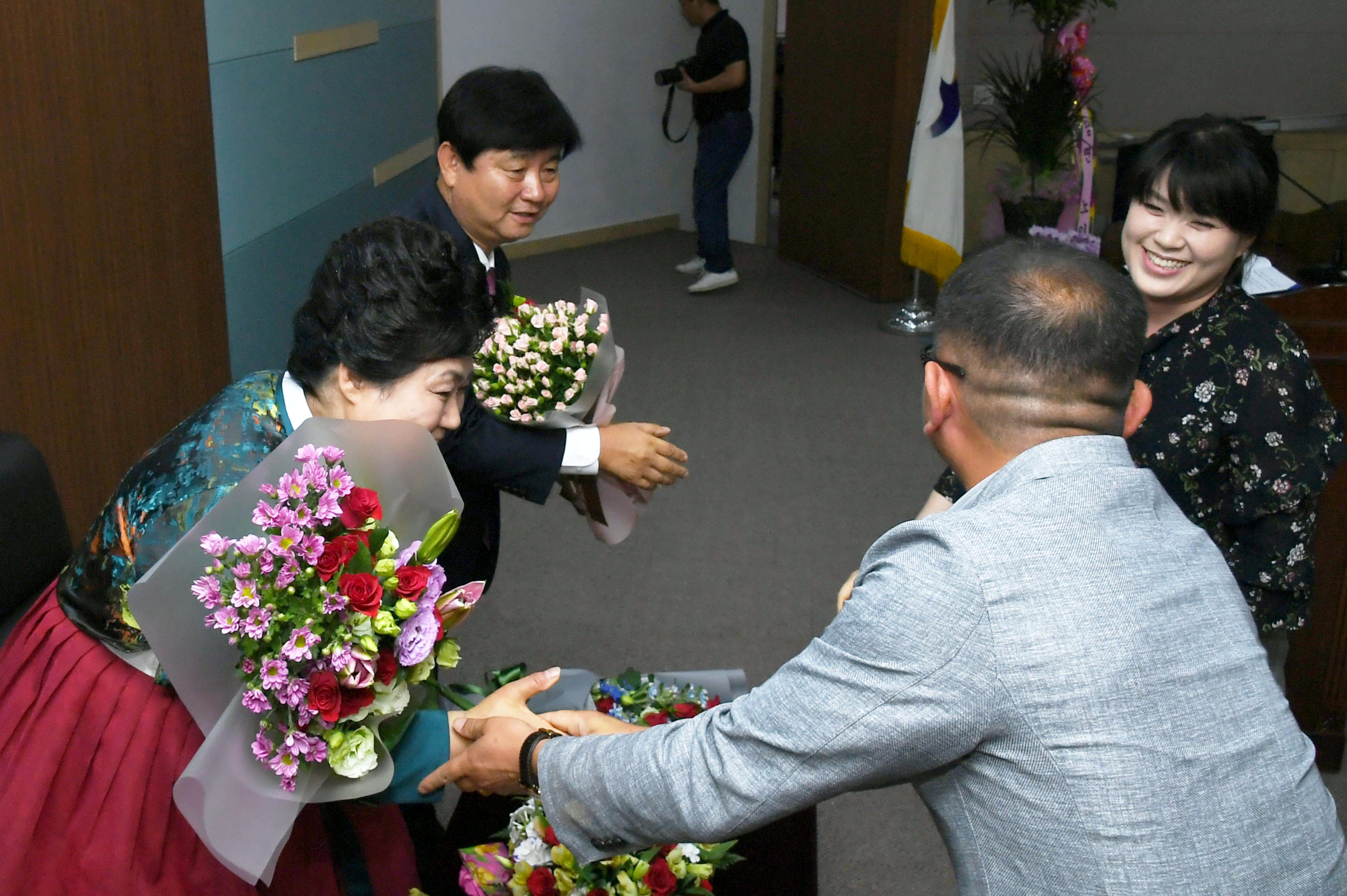 2018 최문순 화천군수 취임식 꽃다발 증정 의 사진