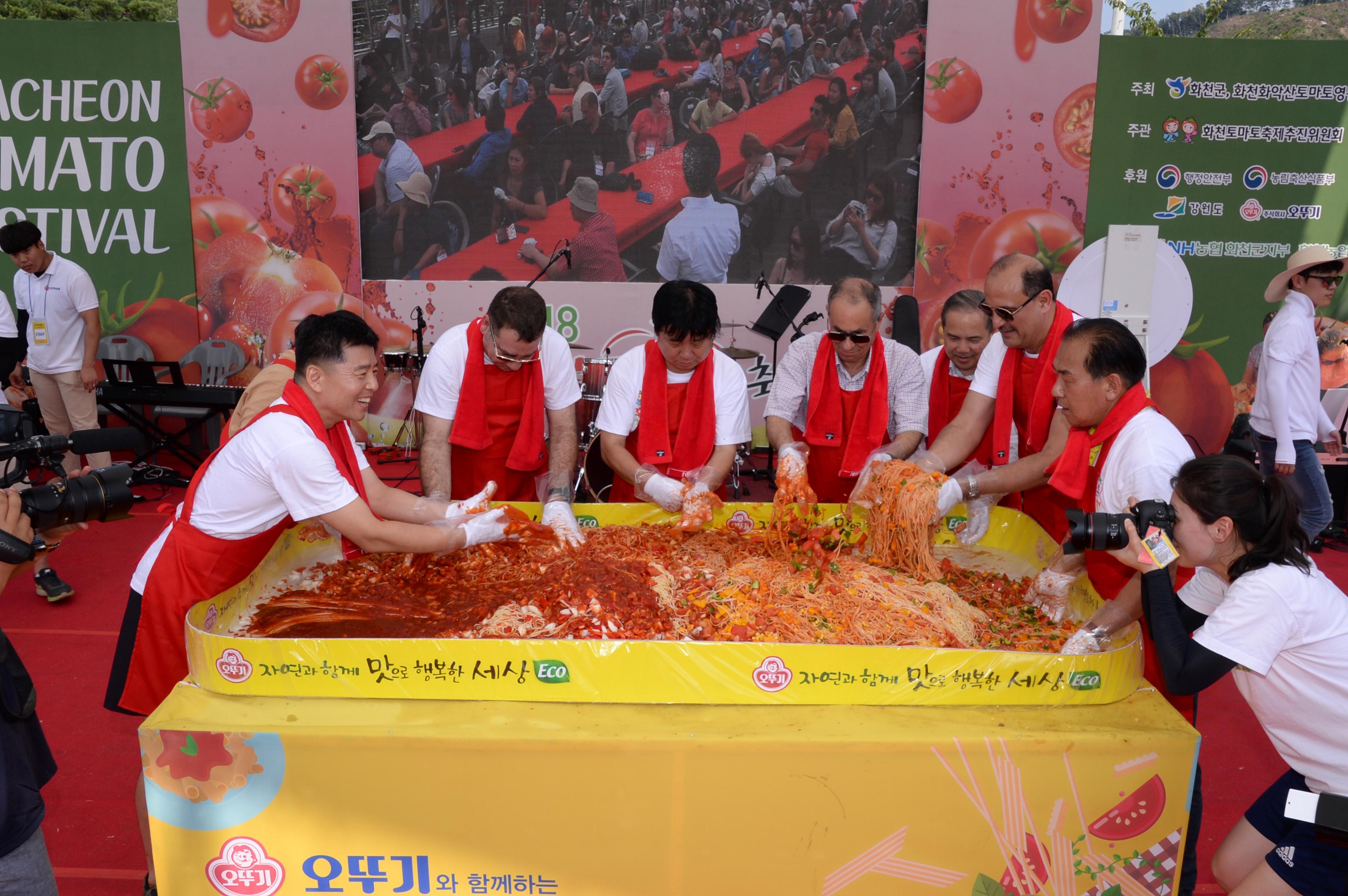 2018 화천토마토축제 주한대사 초청 천인의 식탁 의 사진