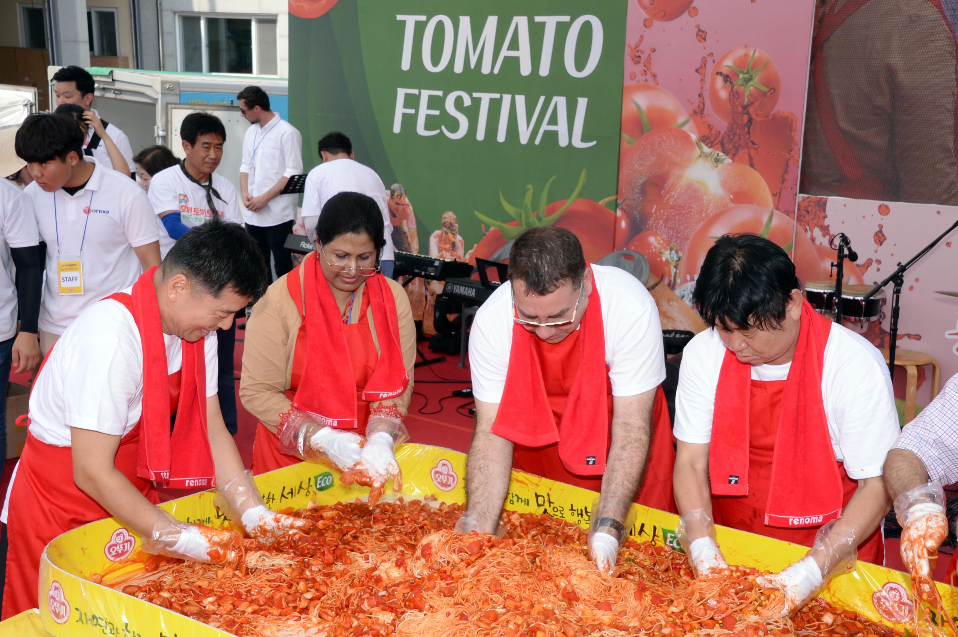 2018 화천토마토축제 주한대사 초청 천인의 식탁 의 사진