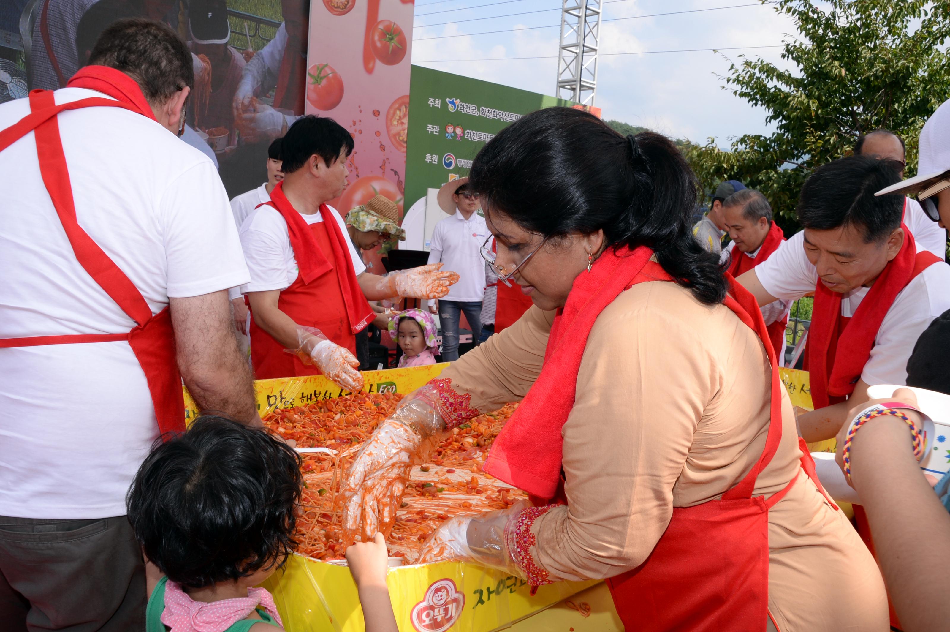 2018 화천토마토축제 주한대사 초청 천인의 식탁 의 사진