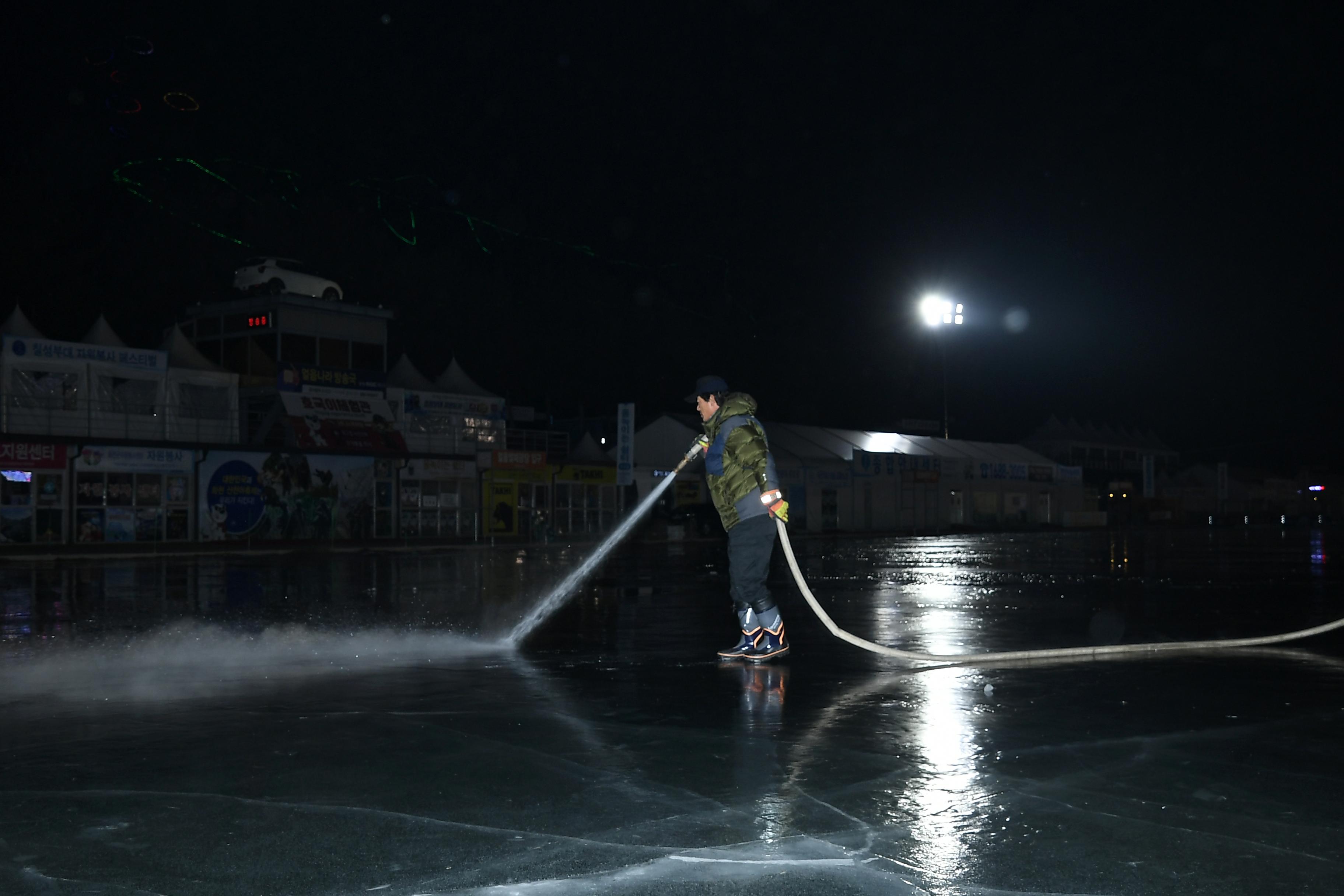 2019 화천산천어축제장 야간 빙질관리 전경 의 사진