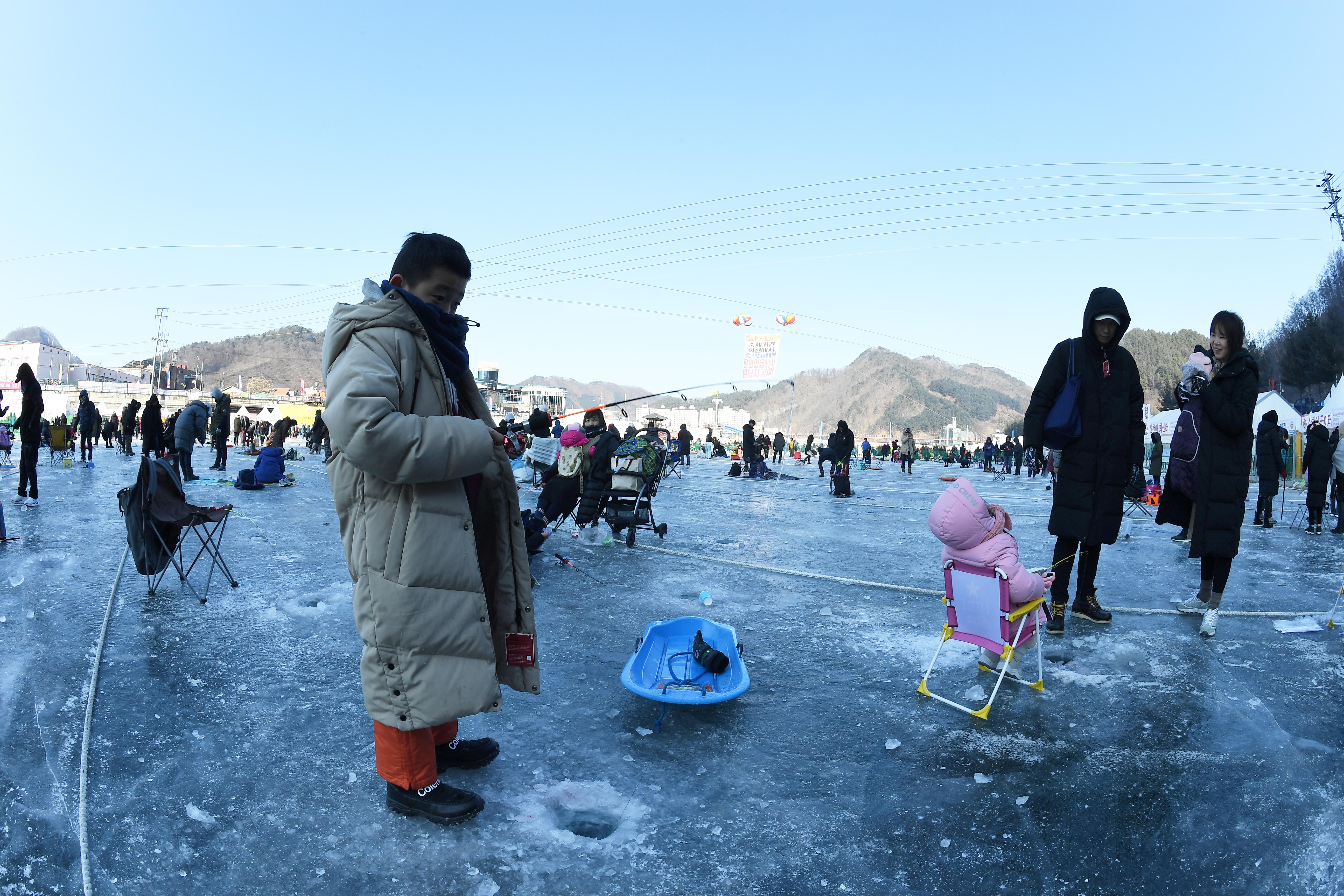 2019 화천산천어축제 산천어얼음낚시장 전경 의 사진