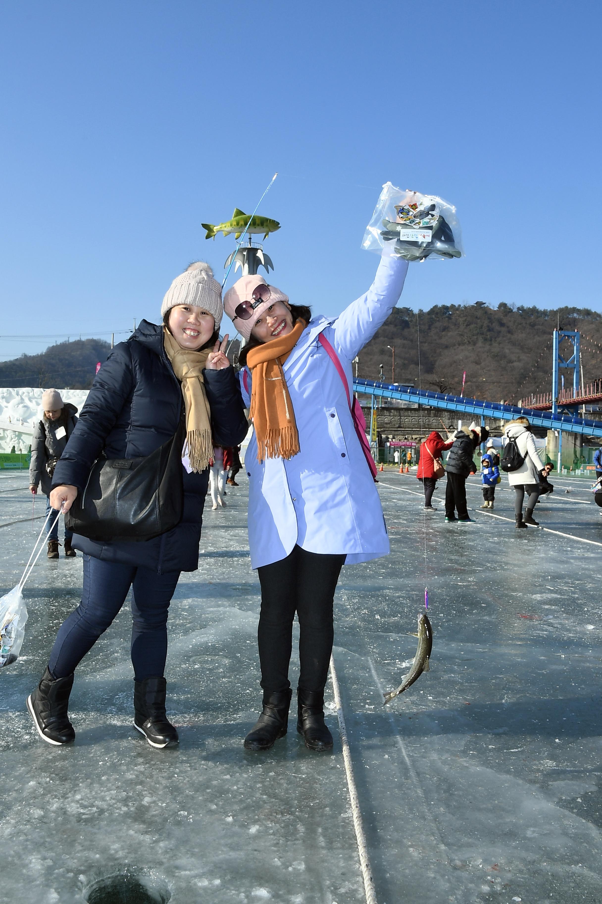 2019 화천산천어축제 외국인 산천어얼음낚시터 전경 의 사진