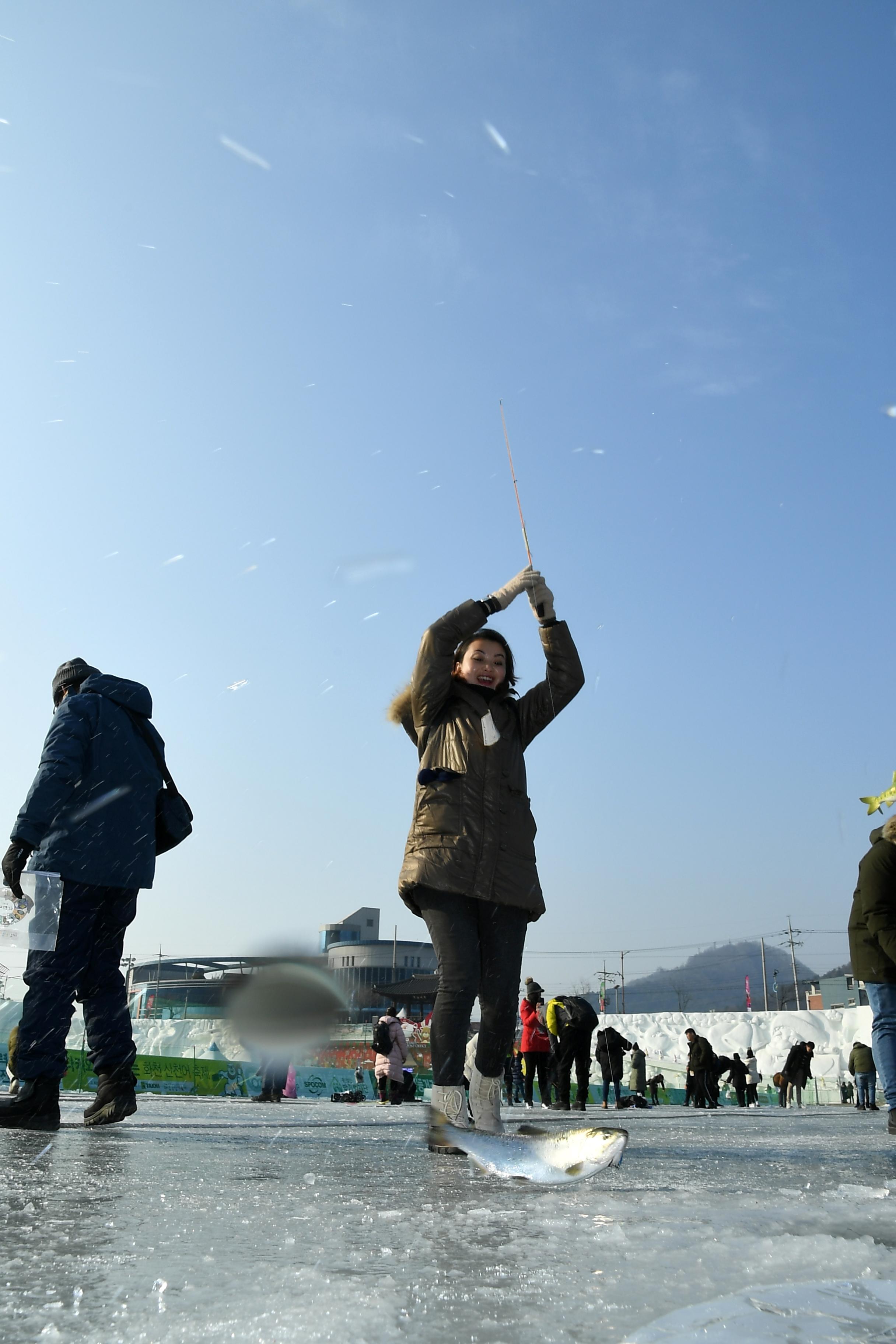 2019 화천산천어축제 외국인 산천어얼음낚시터 전경 의 사진