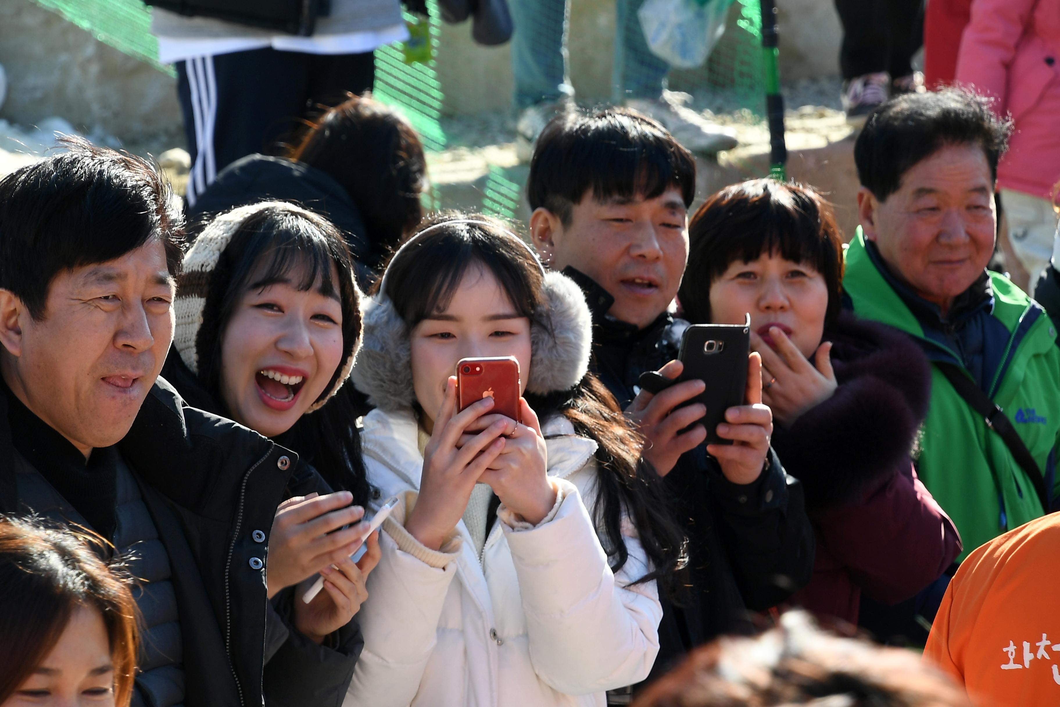 2019 화천산천어축제 산천어맨손잡기장 전경 의 사진