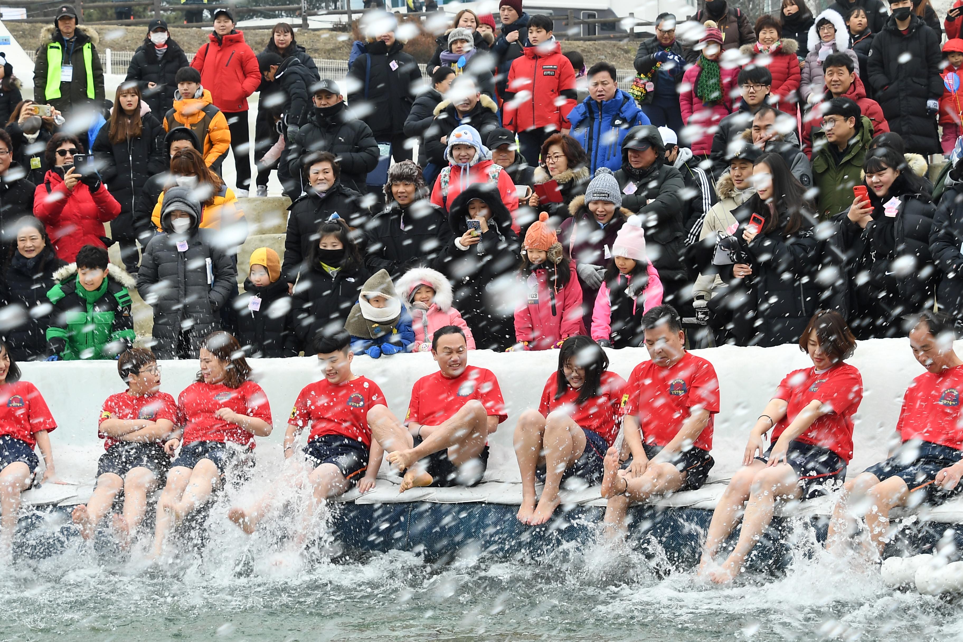 2019 화천산천어축제 산천어맨손잡기장 전경 의 사진