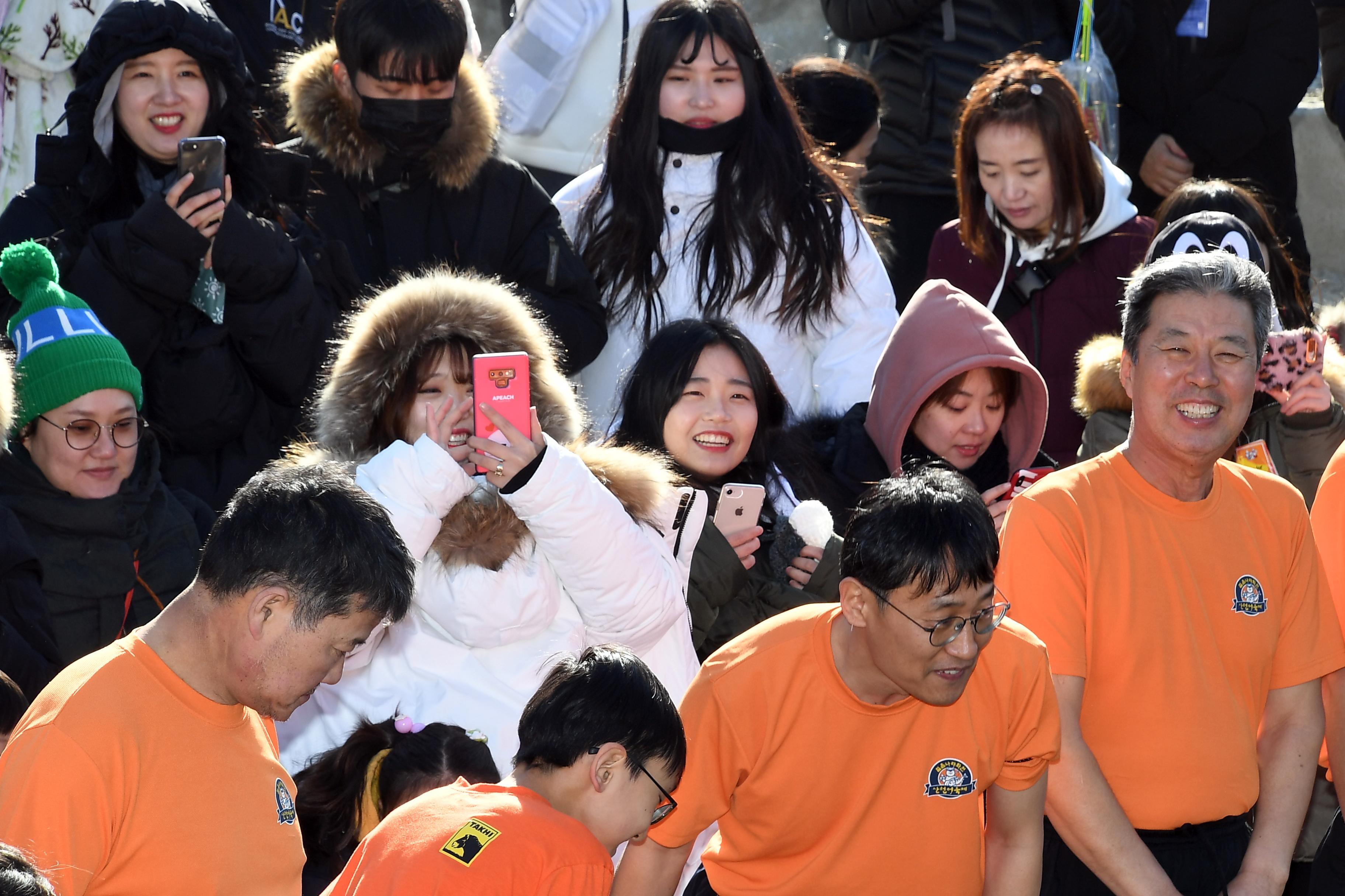 2019 화천산천어축제 산천어맨손잡기장 전경 의 사진