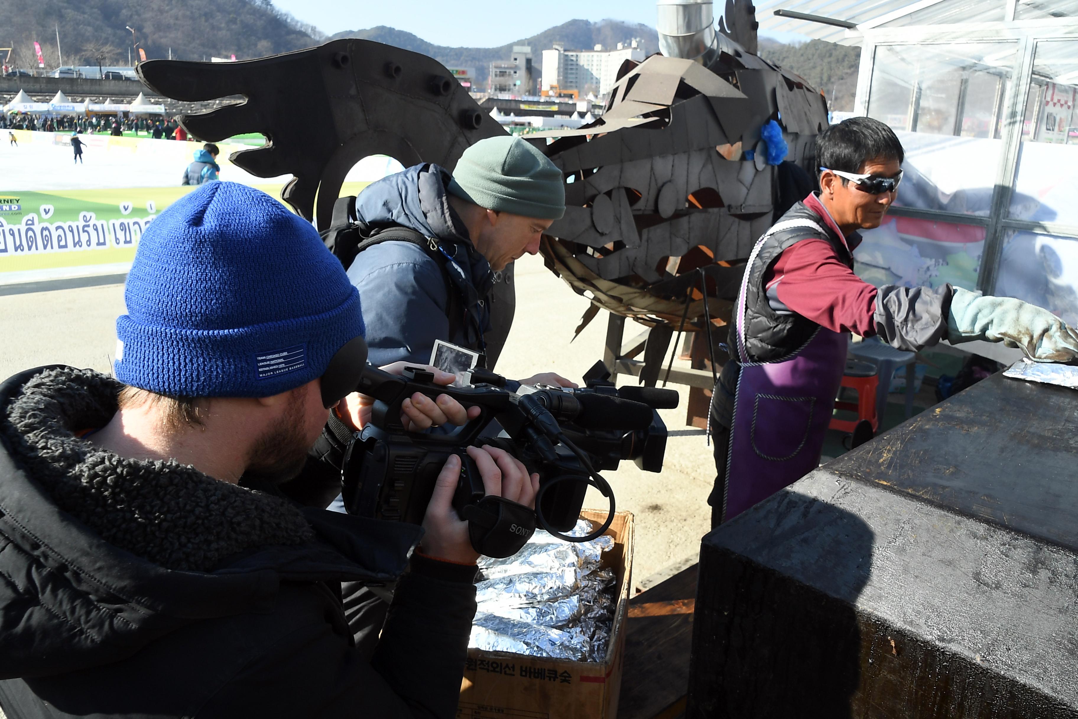 2019 화천산천어축제장 외신기자 촬영 의 사진