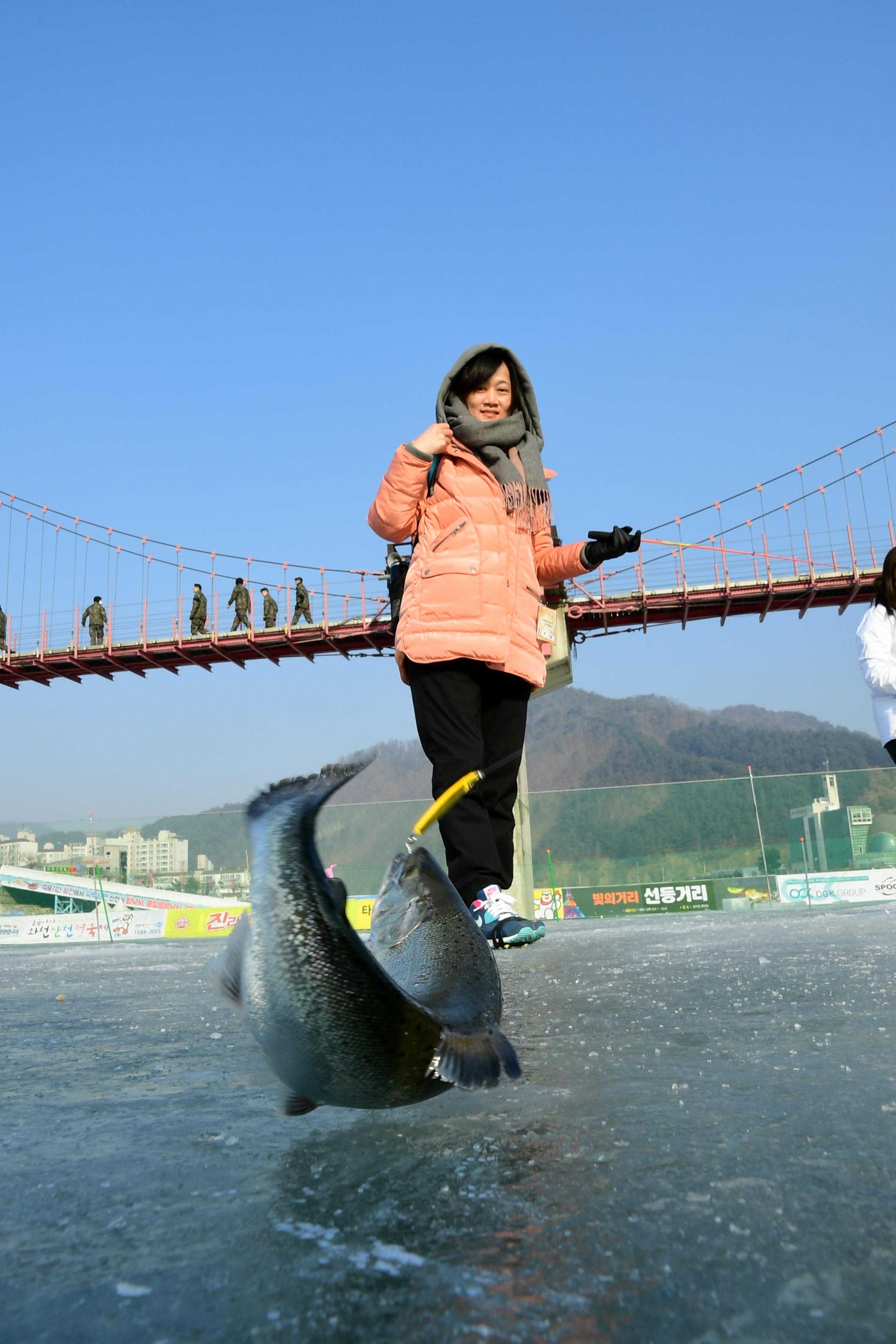 2019 화천산천어축제 외국인 산천어얼음낚시터 전경 의 사진