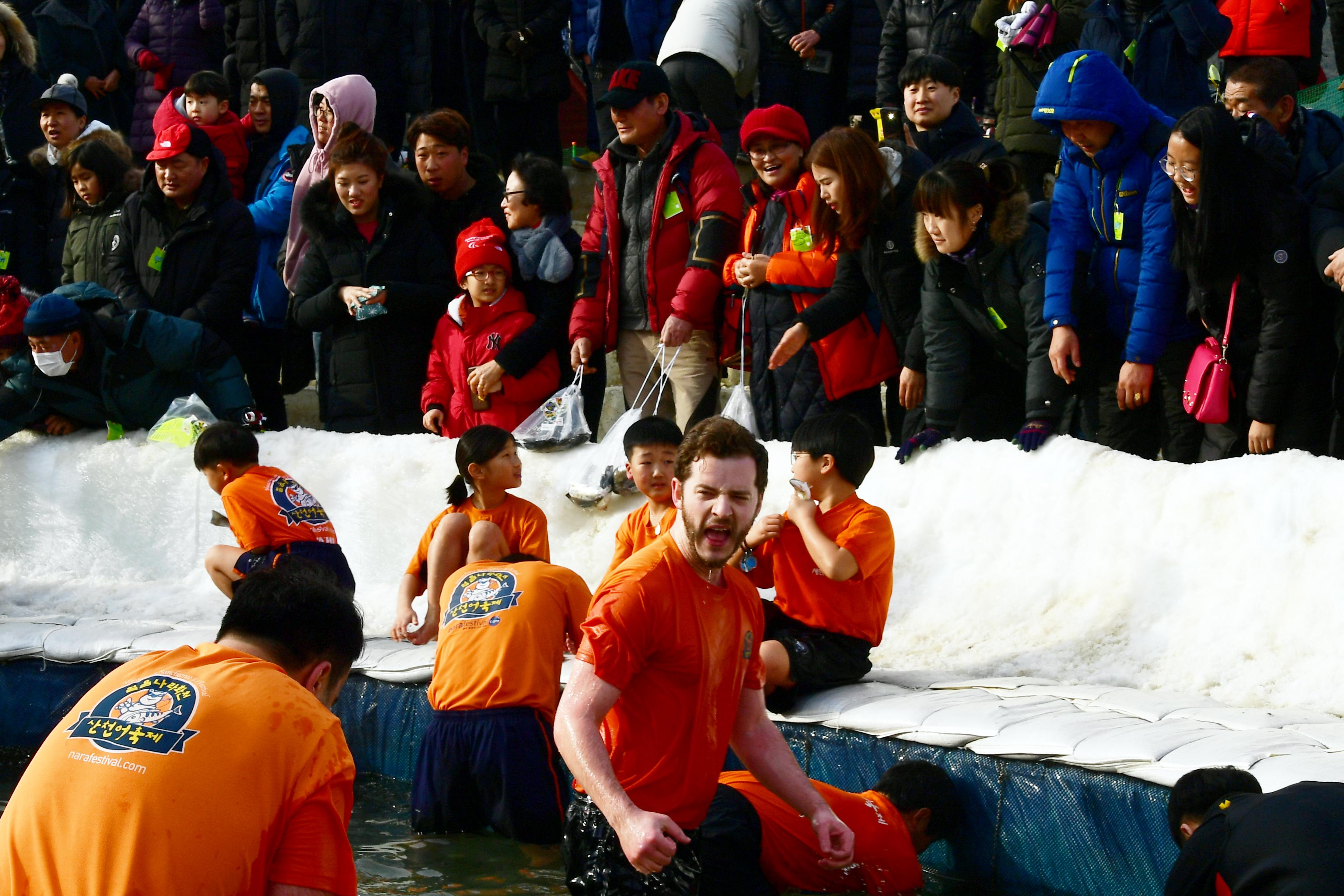 2019 화천산천어축제 산천어맨손잡기장 전경 의 사진