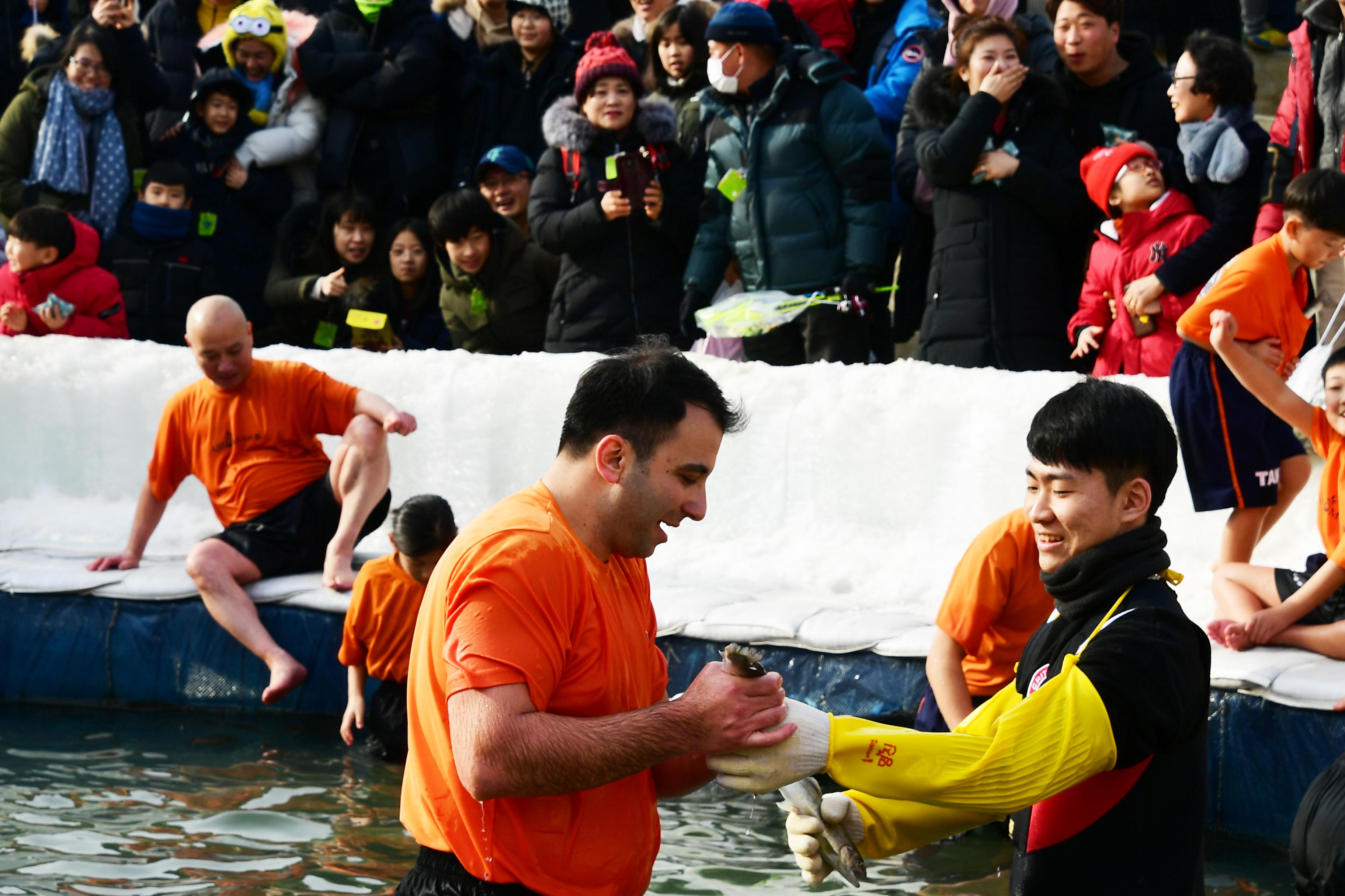 2019 화천산천어축제 산천어맨손잡기장 전경 의 사진