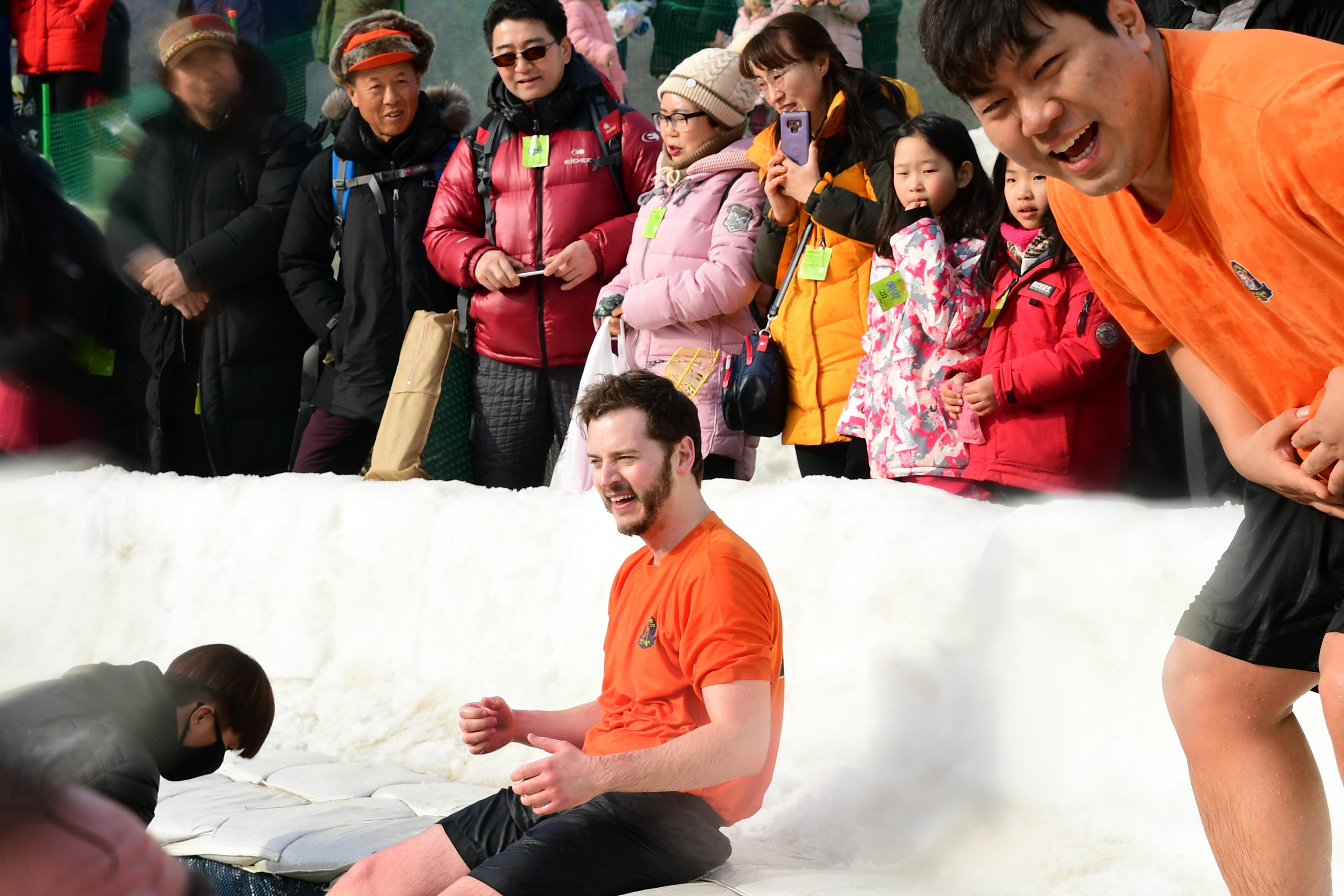 2019 화천산천어축제 산천어맨손잡기장 전경 의 사진