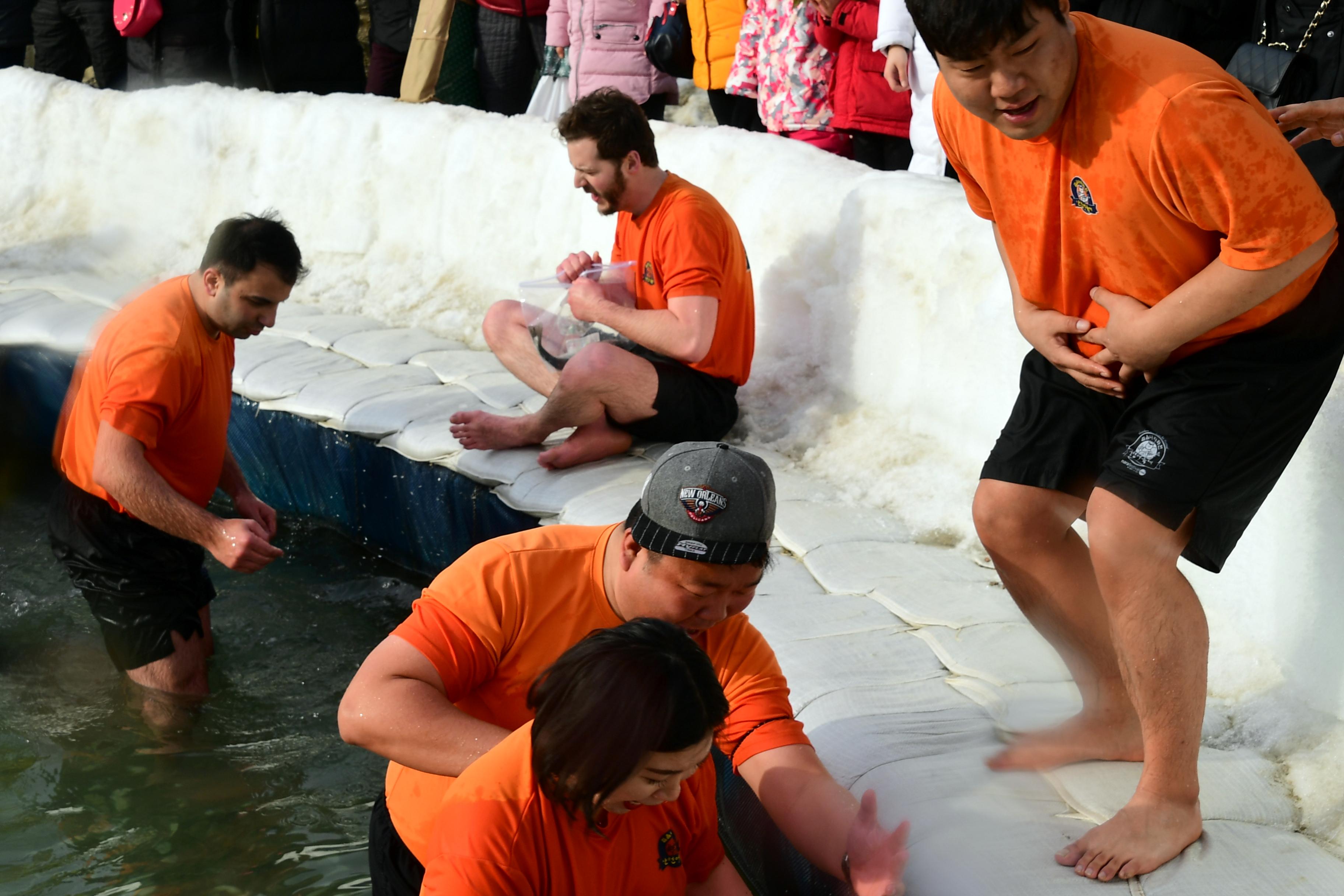 2019 화천산천어축제 산천어맨손잡기장 전경 의 사진