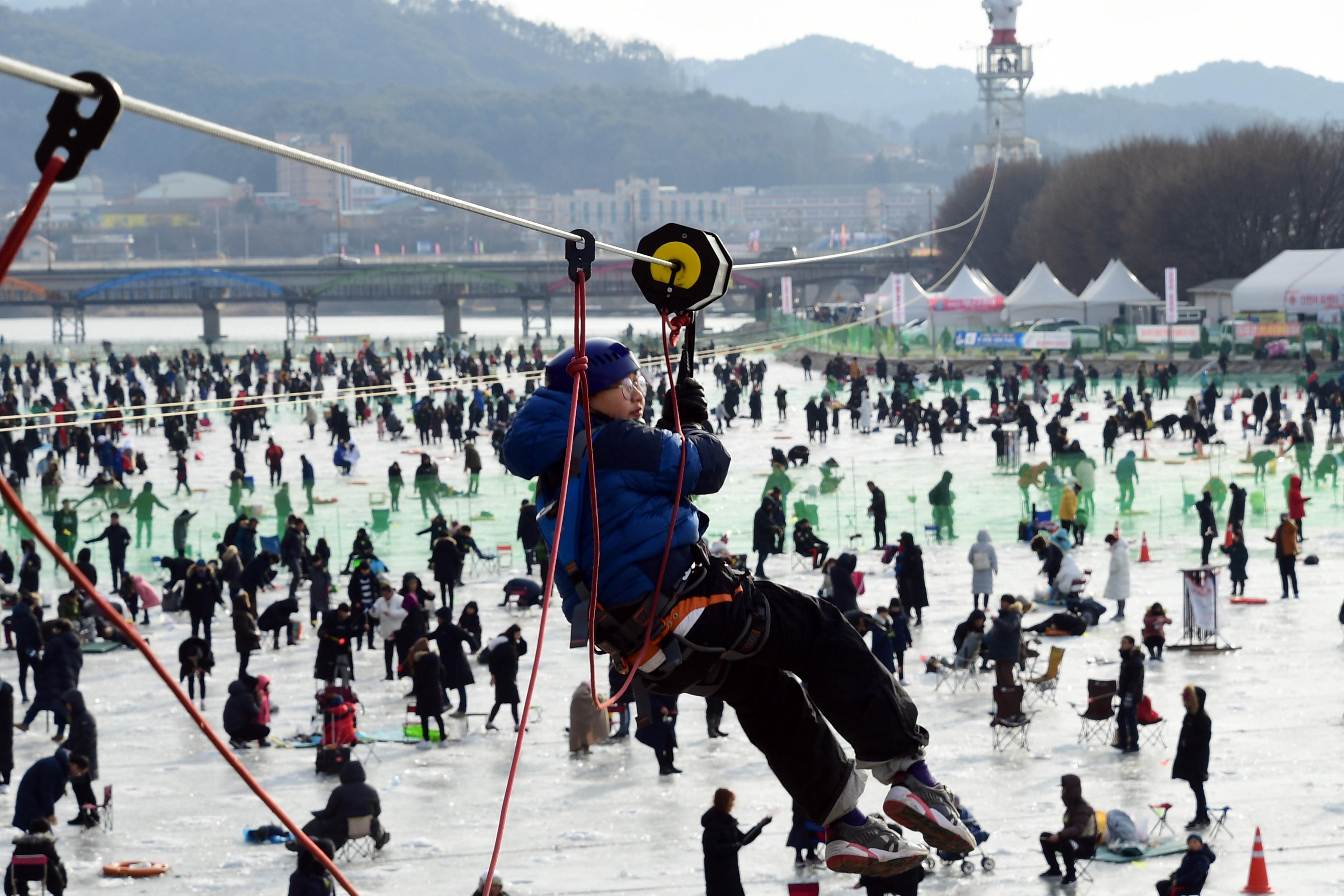 2019 화천산천어축제장 하늘가르기 전경 의 사진