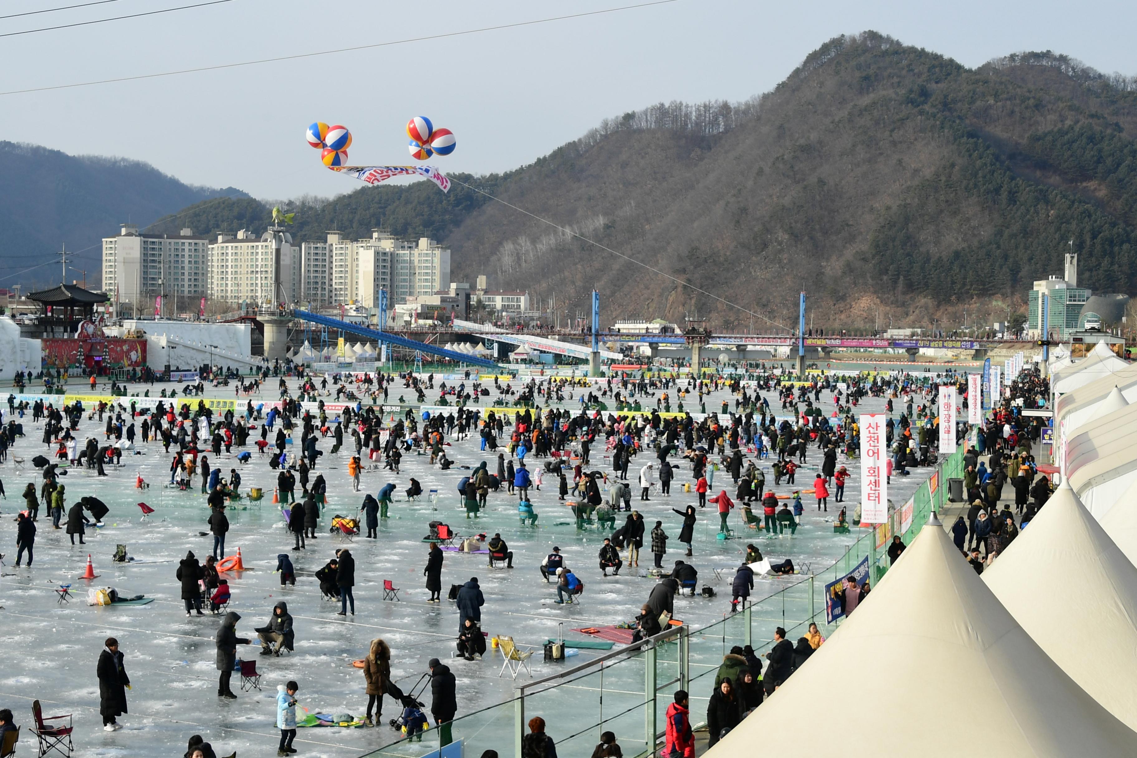 2019 화천산천어축제장 하늘가르기 전경 의 사진