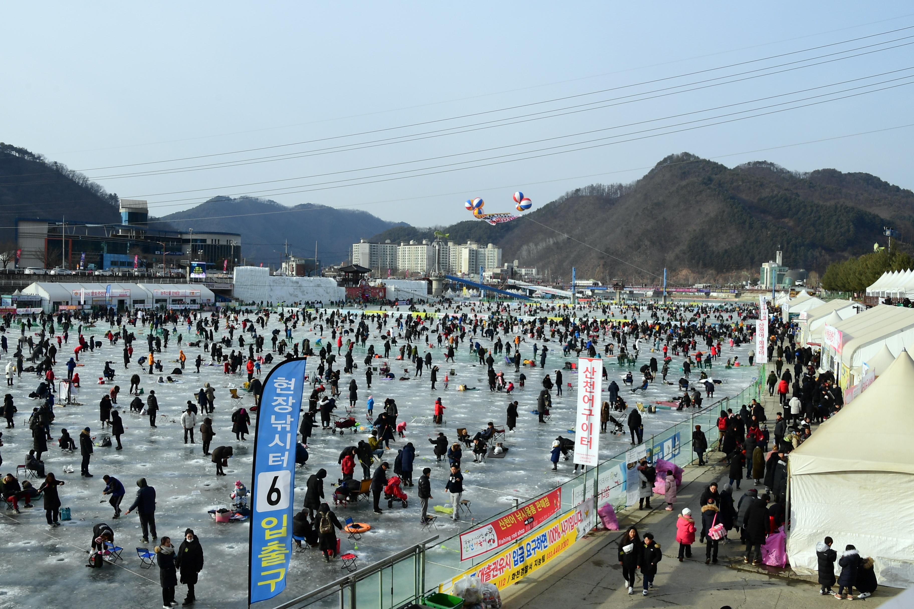 2019 화천산천어축제장 하늘가르기 전경 의 사진