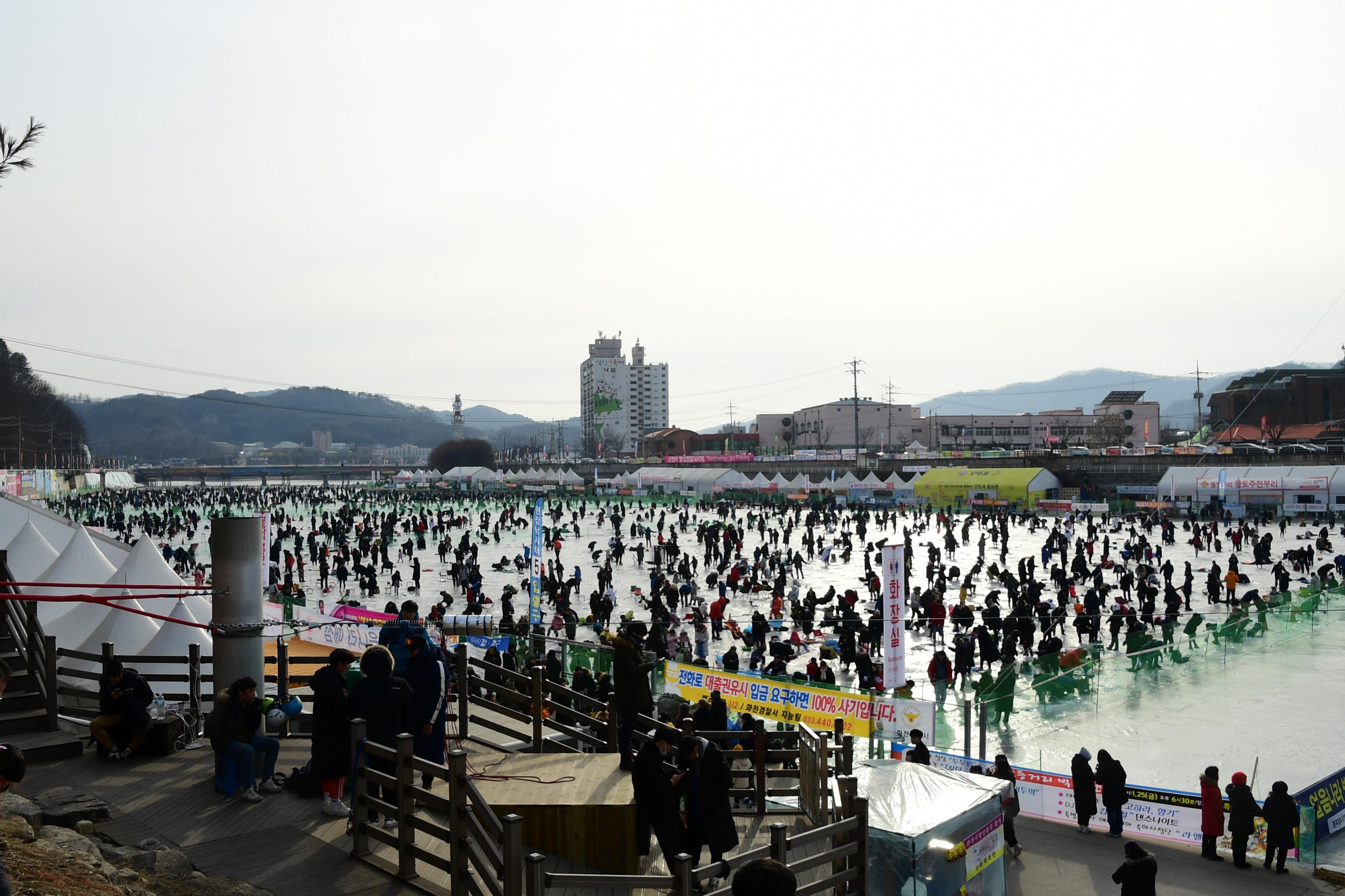 2019 화천산천어축제장 하늘가르기 전경 의 사진