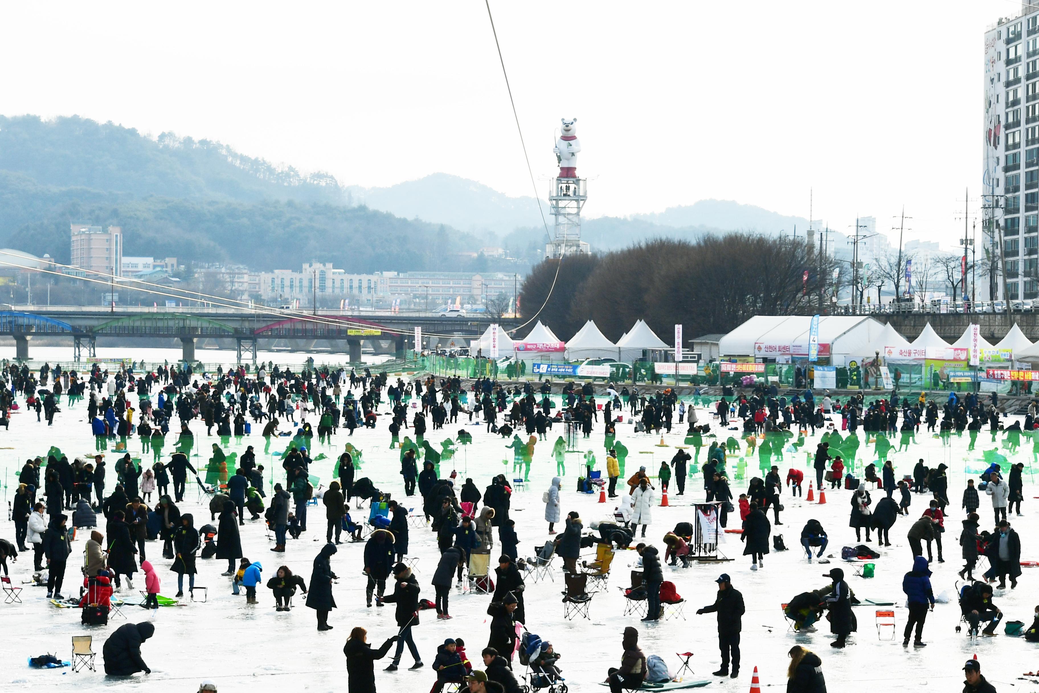 2019 화천산천어축제장 하늘가르기 전경 의 사진